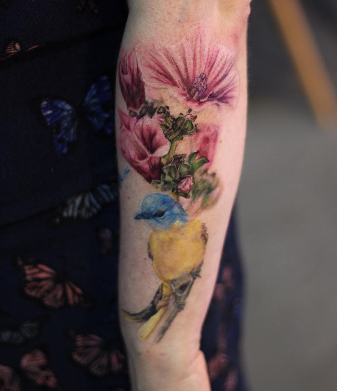 Added some flowers to this piece outside of forearm. (Bird is healed) #tattoo#colourtattoo#realistictattoo#nature#wildlife#inkjecta#silverbackink#uktta#savemyink#electrumstencilprimer#skinartmag#inked