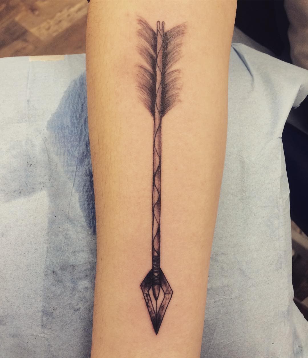 Arrow #arrowtattoo #arrow #blackandgrey #mrktattoo #mrktattooneedleparktattoo #needleparktattoofamily #tattoo #ink #armtattoo