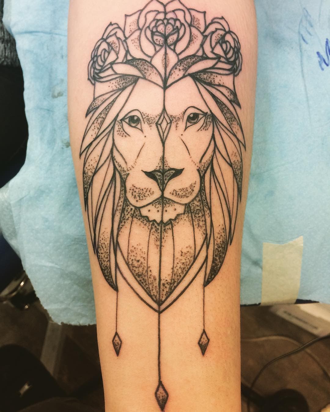 Piti lion ...#liontattoo #lionmandaltattoo #blackdotworktattoo #dotwork #mrktattoo #needleparktattoofamily #mrktattooneedleparktattoo