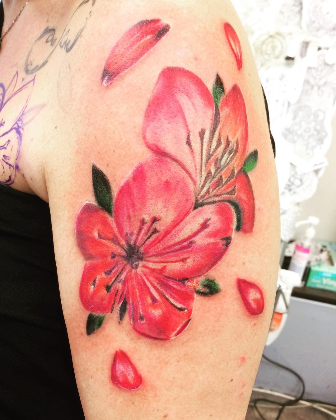 Pitite fleure .... #flowerstattoo #tattoo #colorstattoo #mrktattoo #mrktattooneedleparktattoo #needleparktattoofamily #colorflowerstattoo