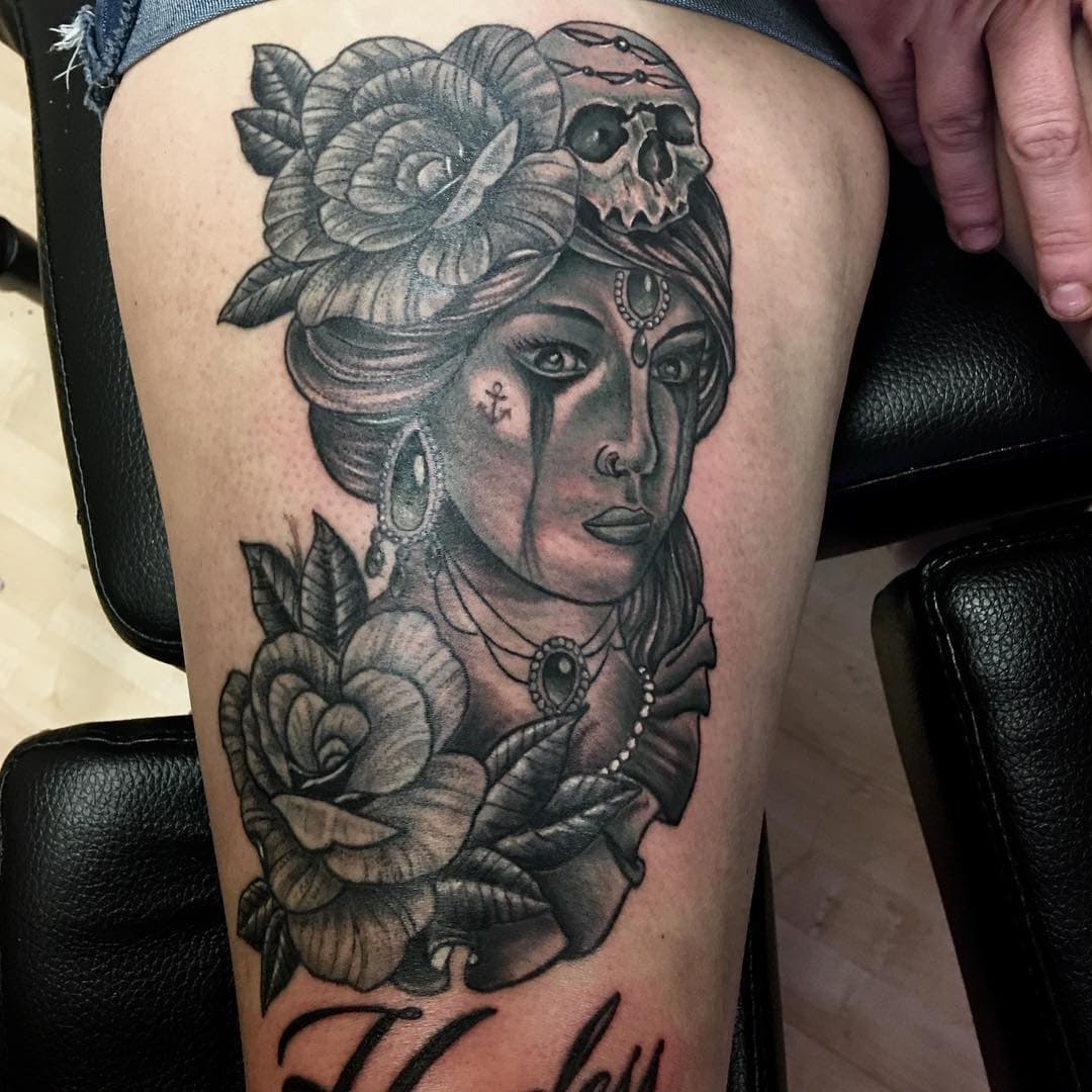 Cool design I got to put my spin on. #infinityink #fkiron #blackandgreytattoo #neotraditional #tattoogirls #tattooart #cheyenneprofessionaltattooequipment #worldfamousink #inkeeze #quickcaps #tattooroses