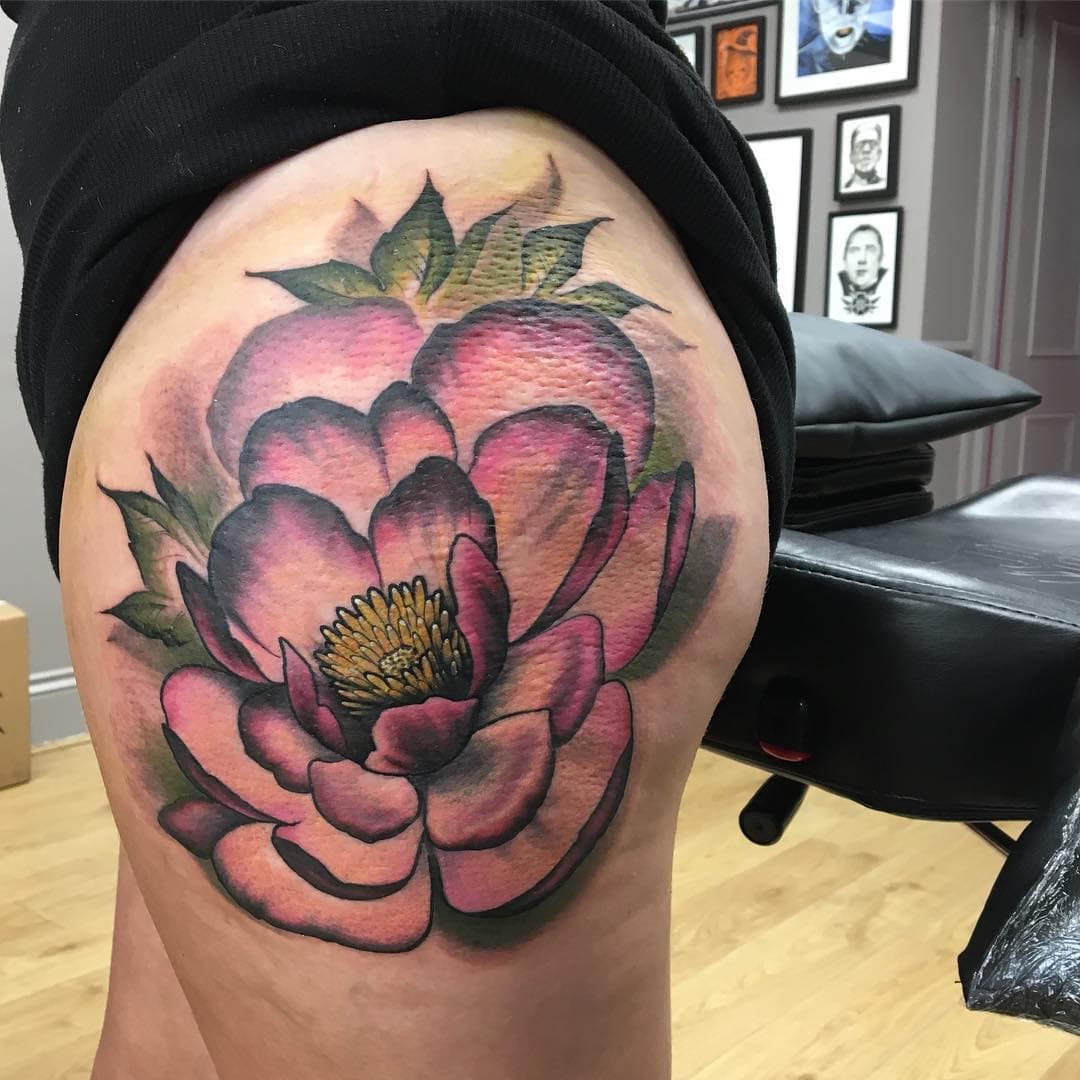 Start of a leg piece by @tonitattoos ⚡️#bristol #foreverboundtattoo #bristoltattoo #peony #flowertattoo