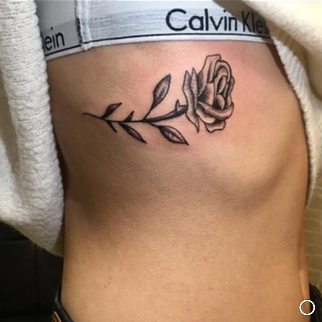 Who said Rose on the rib is painful ..Nice work done by Gustavo.
.
.
.
#tattoo#tattooideas#tattoostyle#unique#style#astoria#artist#free#mind#linework#nyc#creative#gotattoonyc#bodyart#art#rose