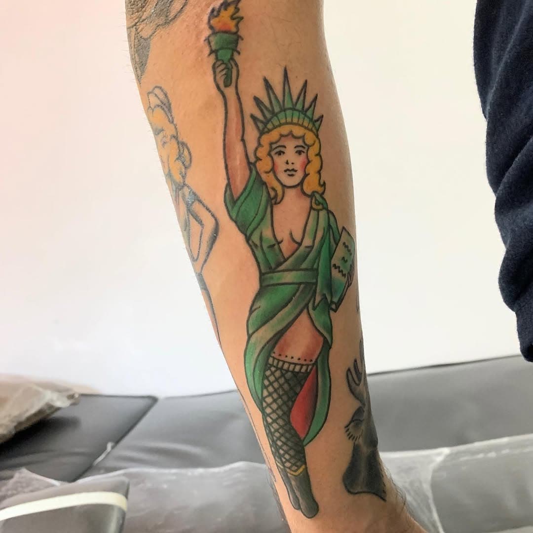 Pin-up anyone ? Fantastic traditional work done by @chinoricantattoo .
. Call or email to book now .
.
#tattoo#tattooideas#tattoostyle#unique#style#astoria#artist#free#mind#linework#nyc#creative#gotattoonyc#bodyart#art#traditionaltattoos#statueofliberty