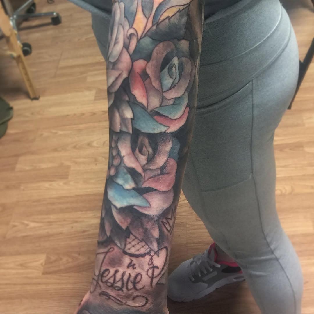 Progression on the sleeve! 👁@thaonly_jessiep is one of my most loyal clients PERIOD. I appreciate the dedication and positive vibes. 🙏🏾 Tatu therapy isn’t just for the clients you know! This was a very healing session for me as well 💯🤕 #detroittattooartist #gemini #blacktattooartist #tattoosleeve #tattooedwomen #tattoomodel #freehand