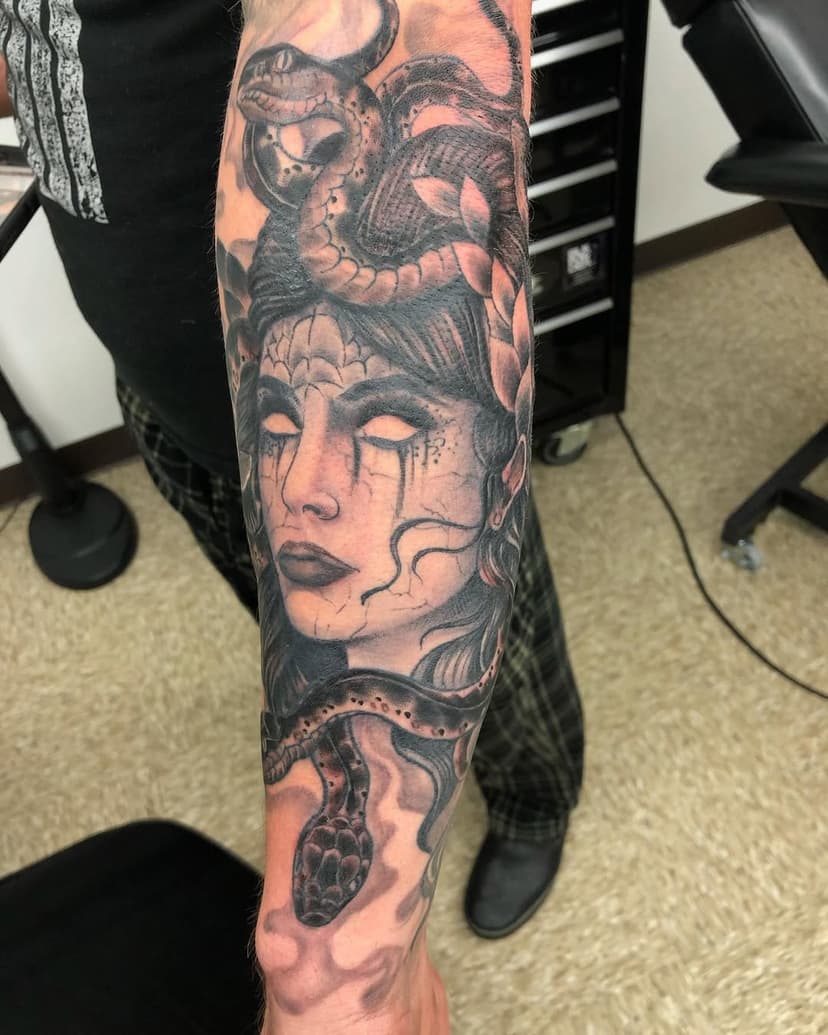 Medusa by Tripp 👁🧟‍♀️🐍 #2crowstattoo #2crows #palestinetx #texastattoos #Cheyennetattooequipment #dynamicink #eternalink #nocturnalblackandgrey #truetubescartridges #truetubesgrips #stencilstuff #kingpintattoosupply #tattooedguys #tattooedwomen #tattooedboys #tattooedgirls #blackandgreytattoo #forearmtattoos #medusa #snakes