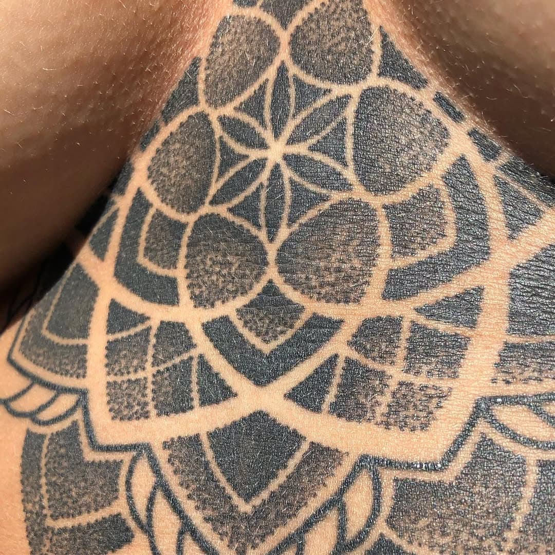 Tattoo healed (3 mesi ) 🖤 #blackwork #blackworkers #dotwork #darkartist #instaart #artwork #tattoo  #btattoing  #blackink #mandala #sacredgeometrytattoo #blackworknow #ttblackink #geometrip #geometrictattoo #dailydotwork #dots #blackworkitaly #inkedgirls #boobs #cheyenne_tattooequipment #vladbladirons