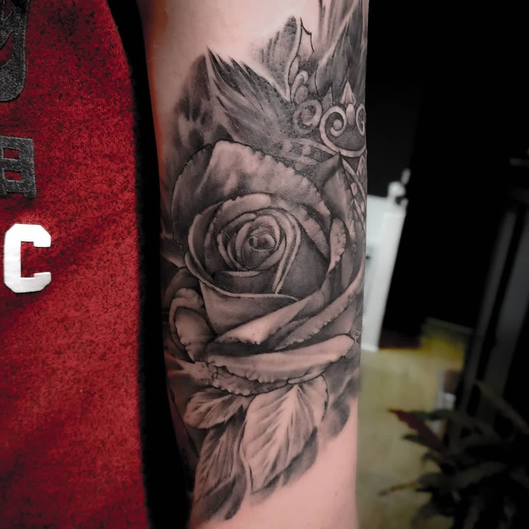 Petite rose @nigra.art.
.
.
.
.
.
#goranivic #nigratattoo #nigraart #paris5 #paristattoo #tatouage #tattoo #tattooparis #paris #saintgermain #saintgermaindespres #blackandgraytattoo #tatouagerealiste #realistictattoo #rosetattoo