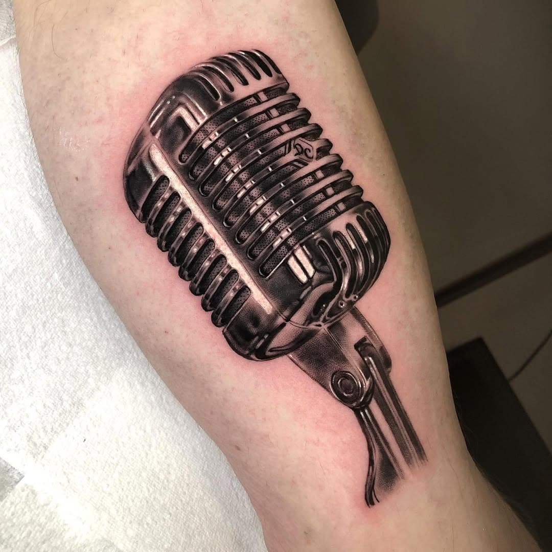 Done today @aurora_tattoo_studio, such a brilliant atmosphere in the studio 😊😊 I love working with my amazing team 💕💕 thank you Ian for sitting so well 👌 #killerink #egotattoomachines #silverbackink #cheyenne #fkirons #oldmicrophone #oldmicrophonetattoo #musictattoo #tattoo #inkedmag