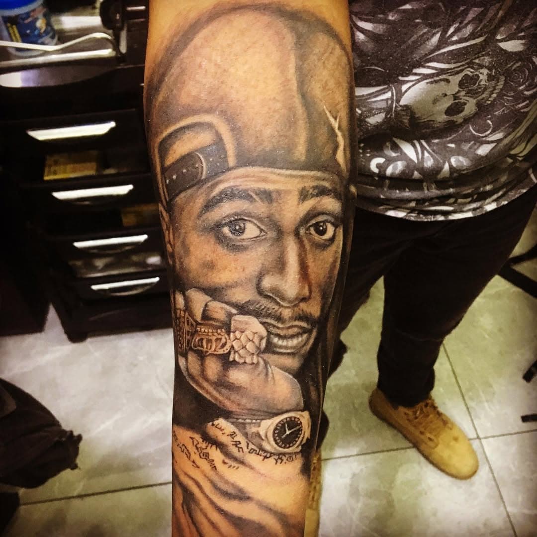 Olha aí galera fruto de um estudo!!!!muito obrigado a todos!!!!quando eu chego em um lugar reconheço que tem muito mais para caminhar....
#blackandgrey #pretoecinza #tatuagem #tatuagemsorocaba #2pac #negovlad #artistictattoo