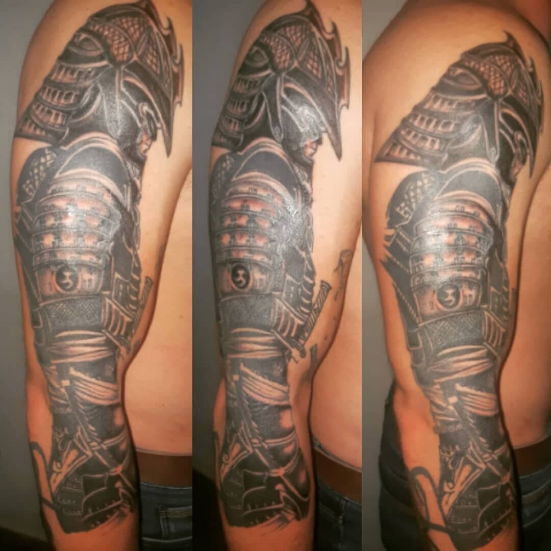 Trabalho fechamento de braço em andamento #blackwork #blackworktattoo #beckertattoo #mttattoo #tattoomt #sptattoo #tattoosp #oldschooltattoos #tattoooldschool #samuraitattoo