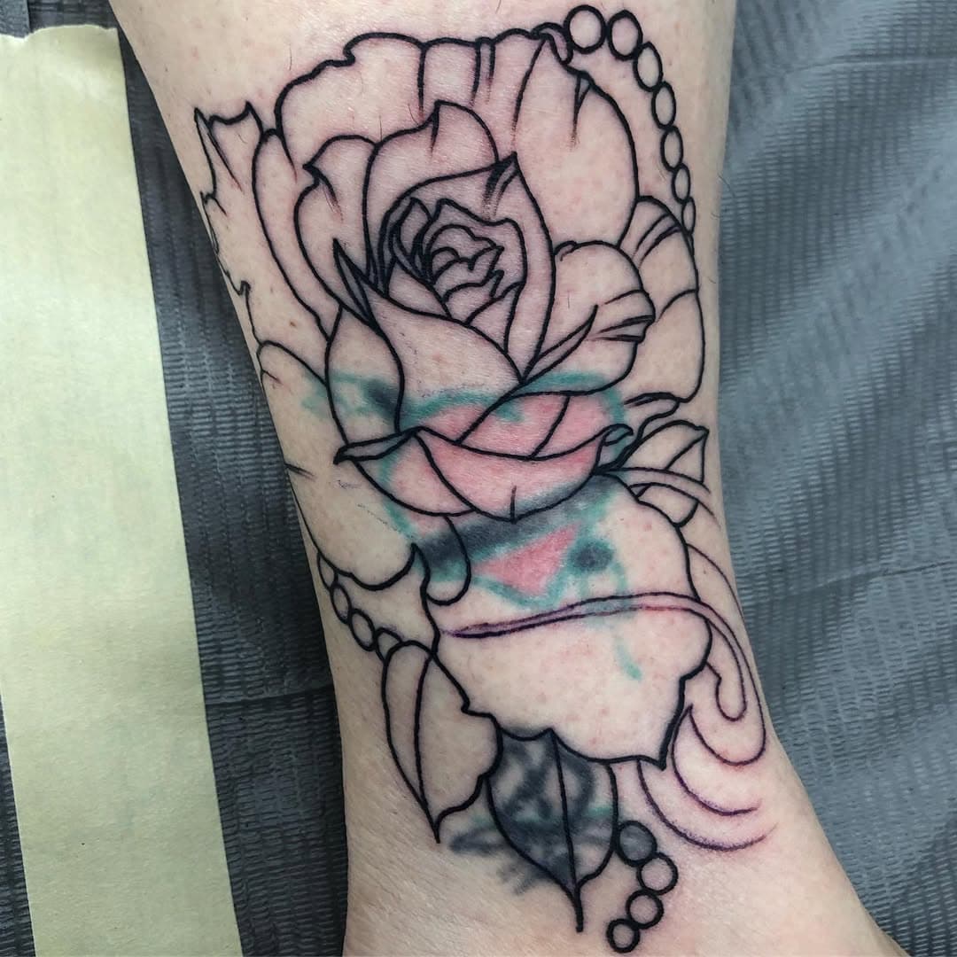 Beautiful cover up by Tripp 💝🌹 swipe to see before and after! Come by or message us about your next cover up! #2crowstattoo #2crows #palestinetx #texastattoos #Cheyennetattooequipment #dynamicink #eternalink #nocturnalblackandgrey #truetubescartridges #truetubesgrips #stencilstuff #kingpintattoosupply #tattooedguys #tattooedwomen #tattooedboys #tattooedgirls #rosetattoos #anketattoos #coveruptattoos #rosecoverup #yellowrosetattoo