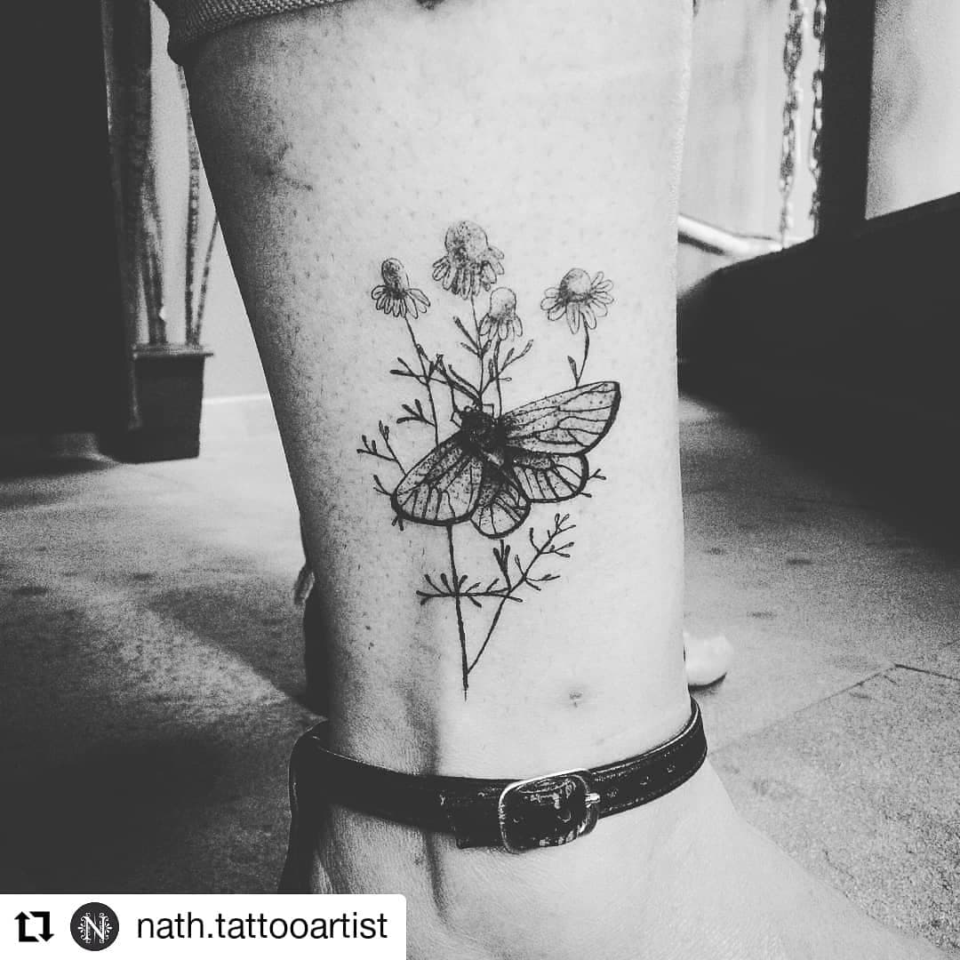 #Repost @nath.tattooartist
• • • • • •
Camomila, feita no Flash de Primavera do @oitentatres .

#flowertattoo #femaletattoos