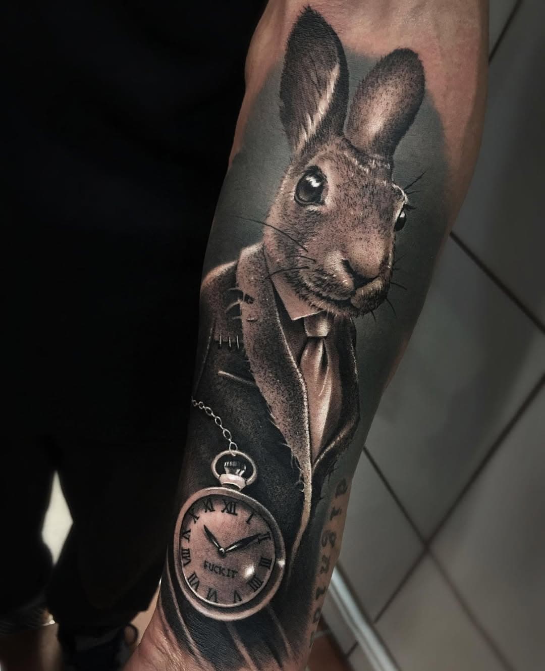 🐇Follow the white rabbit // Sigue al conejo blanco 🐇 Realizado en @belladona.tattoo Santander, Cantabria. #aliceinwonderland #lewiscarroll #aliciaenelpaisdelasmaravillas #fantasy #tattoo #ink