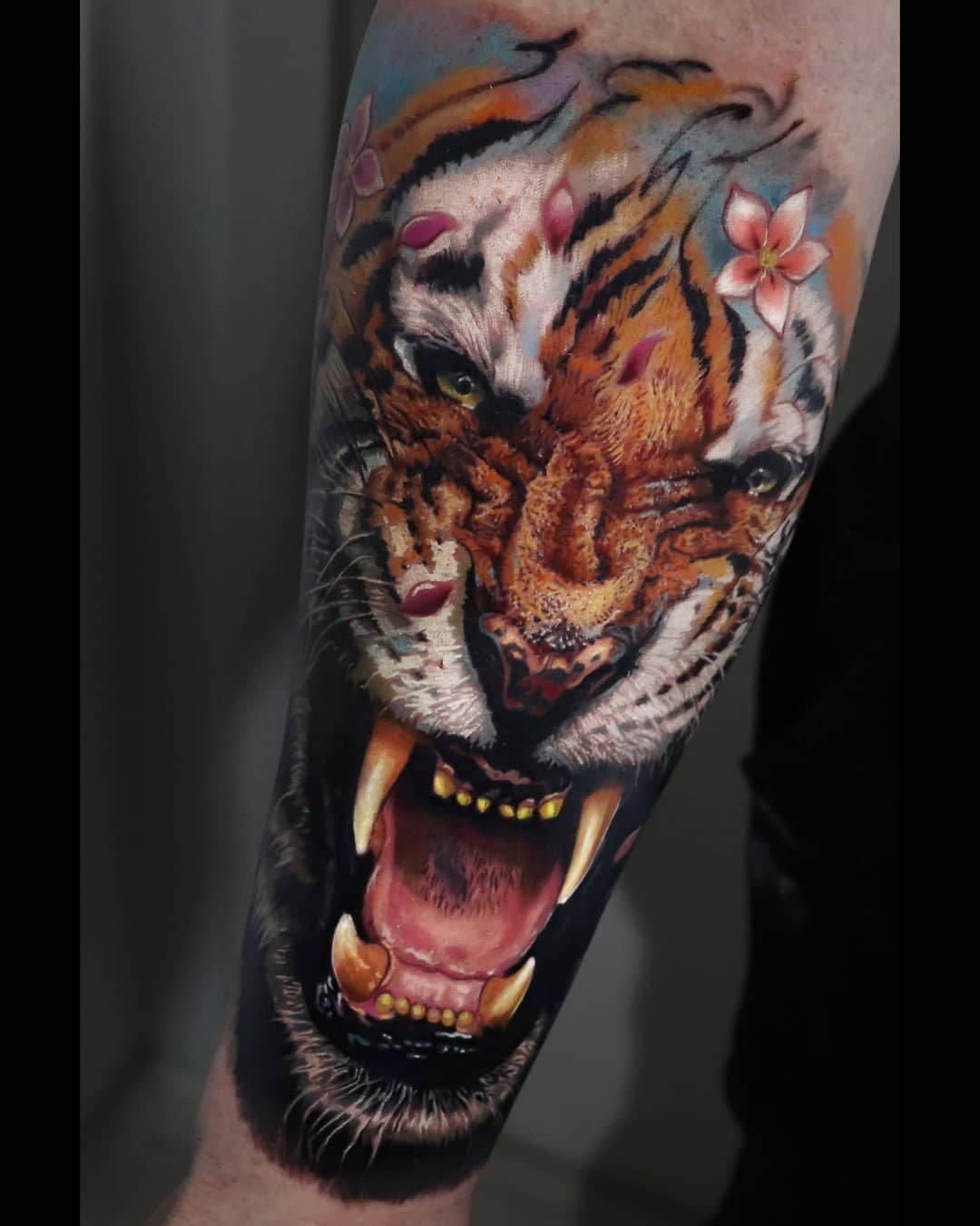 Feito para @alexandrereis2229 
Com
Máquina @carbynetattoo
Melhor cicatrizante @tropicaldermoficial 
#art #artwork #tattoo #tiger #amazingart #tatuaggio #besttattoos #tattoorealistic #realisticink #kurosumi #tropicalderm #carbynetattoo #intenzepride #eztattooing