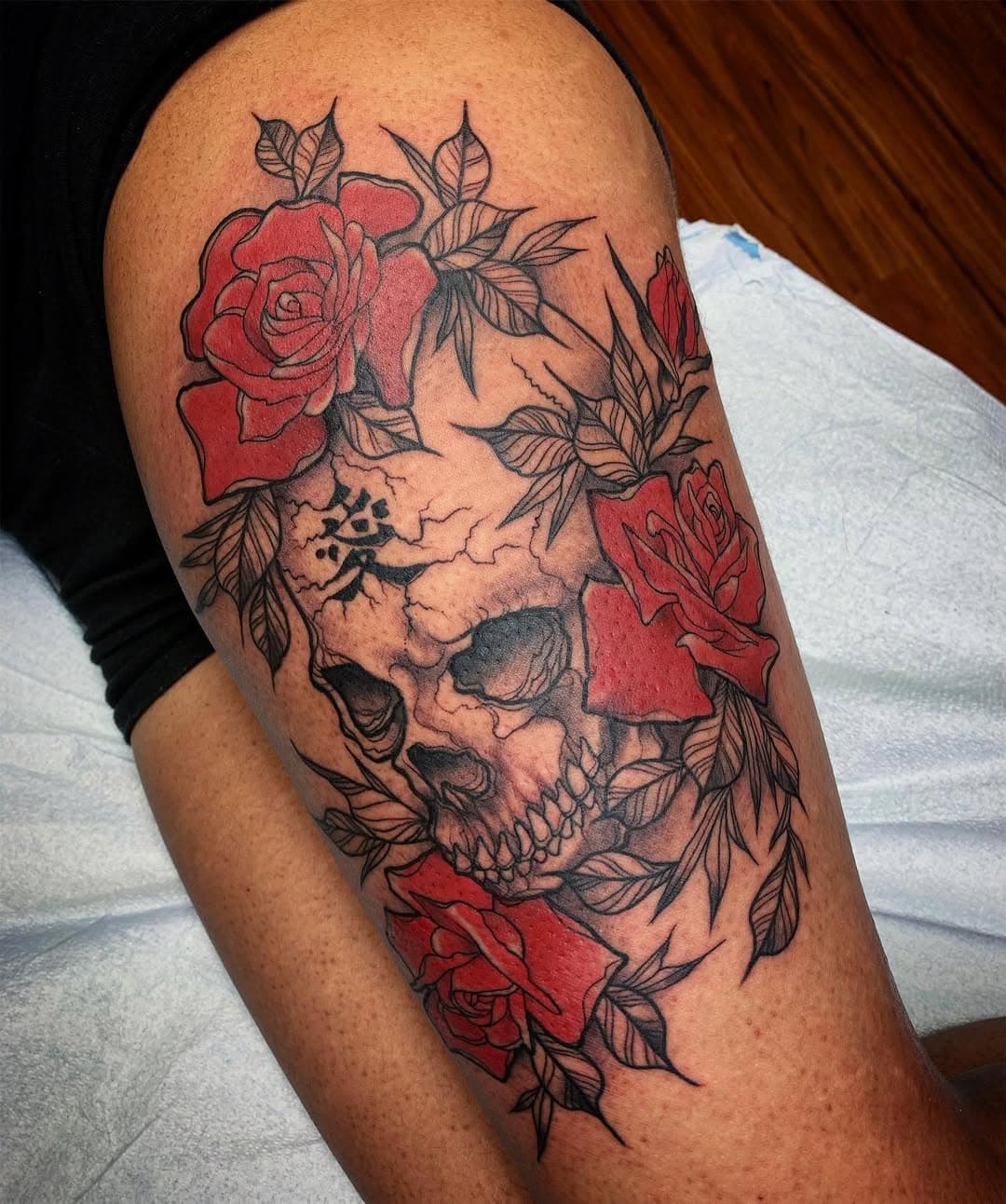 By @langdaleart 
Skull roses and love kanji. #skulltattoo #thightattoo #skullandroses #langdaleart #mediapa #philadelphiatattoo #phillyart #art #tattooart