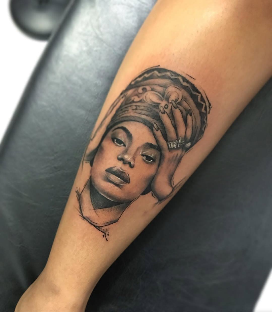 Rainha Beyonce 👑 
Obrigada pela confiança Jaddy 
Só pra dar seguimento no feed hahahha 
#daianemuniz #daianemuniztattoo #ink #tattoo #eternalpride #eternalpridetattoo #electricink #geek #nerdtattoo #sp #saopaulotattoo #sjctattoo #saopaulo #sptattoo #artfusion #beyonce #beyoncetattoo #rainha #pop