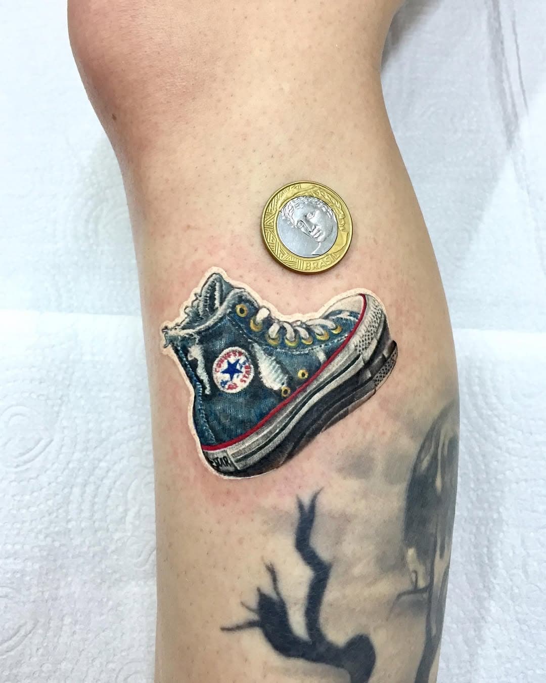 Mais um mini realismo 👟🥾🤘🏻🤘🏻 Obrigado gatona por mais uma vez confiar no meu trabalho  @lucianaatolini 😘. #tattoo #allstar #allstarconverse #allstartattoo #converse #converseallstar #allstarclassic #tattoorealistic #realistictattoo #tattoocolorida #realismocolorido #ink #sp #minimalismobrasil #minimalismo #inked #inkedgirls #tatuagensdelicadas #tatuagensfemininas