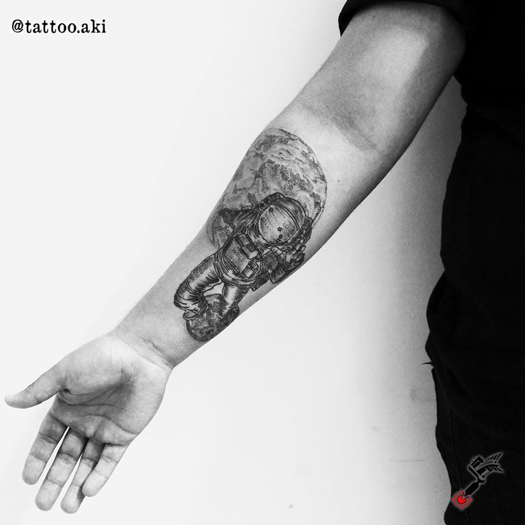 Astronauta do Fabio, feito pelo @dan.blackInk no @tattoo.aki.⁠
⁠
Orçamentos:⁠
⁠
WhatsApp:☎️(21) 97178-0445 ou https://wa.me/5521971780445⁠
Site: www.tattooaki.com.br⁠
Facebook: www.facebook.com/tattooakirj⁠
⁠
⁠
#tatuagemrj #tattoorj #tattoo #tatuagem #riodejaneiro #rj #tatuadorrj #tattooed #tattooartist #tattooart #tattooedgirls #tattoolife #instatattoo #traditionaltattoo #tattoos #tatuagemfeminina #tattoo2me #tattoodo #tattooja #estudiodetatuagemrj #ink #inked #tattooink #girlswithtattoos #inspiration #love #instagood #photooftheday #art #tatuagensfemininas