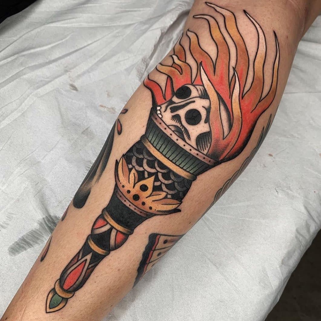 Piezon tradi de @juanmimartintattoo !!!! No dudes en pasarte y ver todos los diseños disponibles #craneo #antorcha #fuego #traditionaltattoo #tattoo #malaga