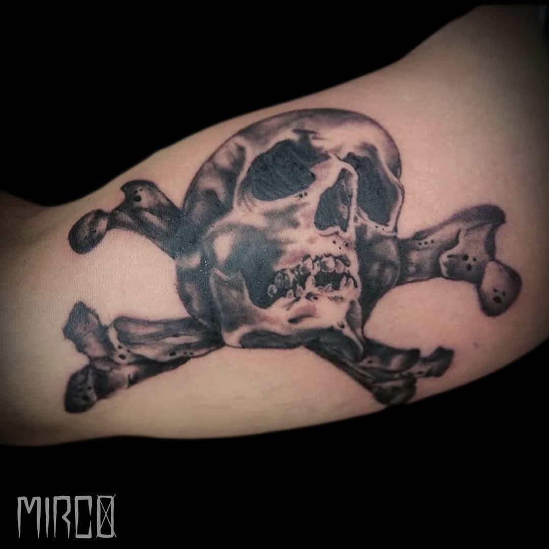 Teschio realizzato dal nostro boss @pitbulltattoo ⠀
.⠀
.⠀
#tattoo #tattoos #tat #tatt #tatts #tattooartist #tattooartists #blackandwhitetattoo #blackandwhiteart #lovetattoo #skulltattoo #tattooskull #blackandwhiteskull #blackwork #amazingart #amazingartist #loveink #tattoolovers #tattoolove #photooftheday #tatuatore #tatuato #tatuatoriitaliani #tattooartistmag