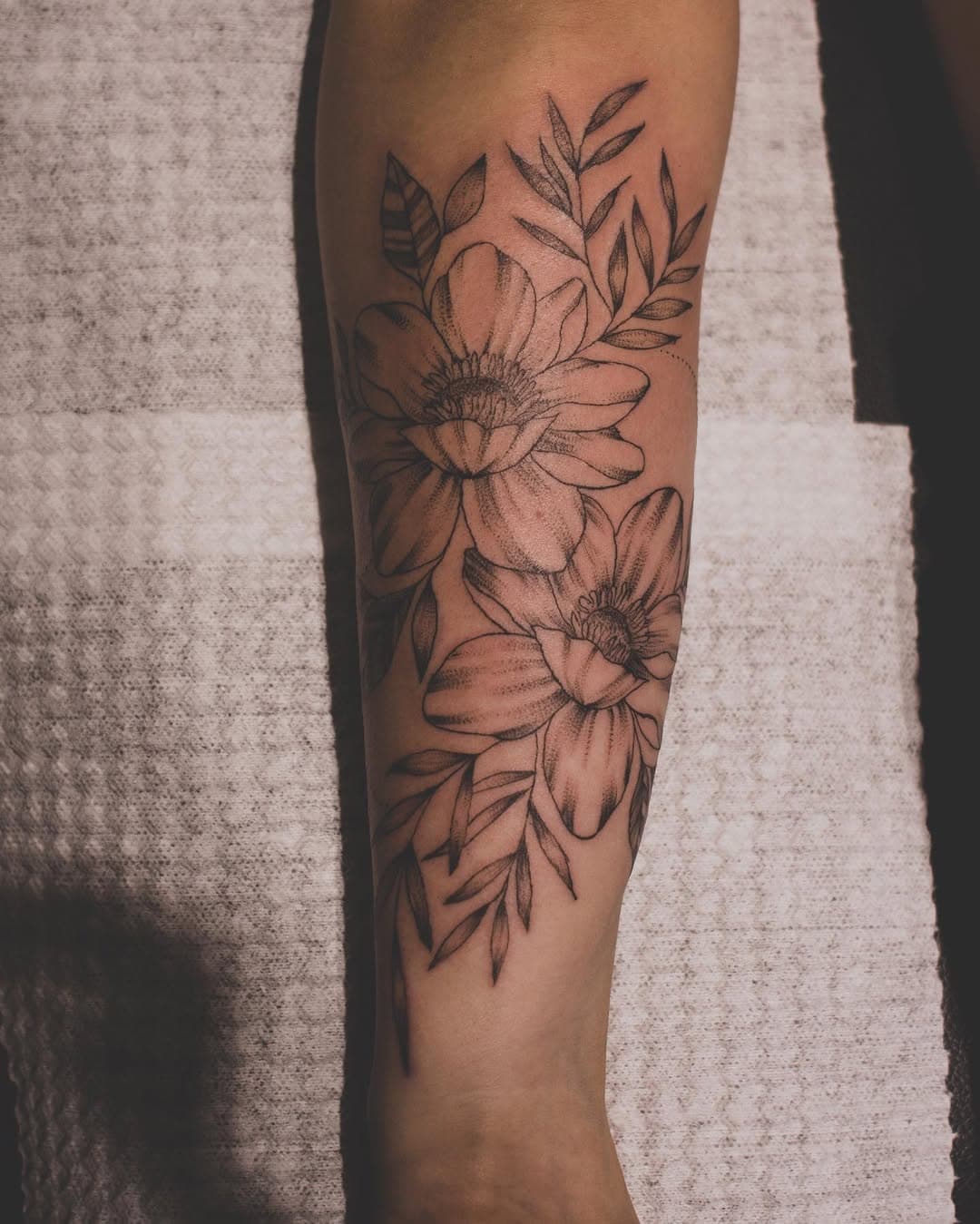 Floral rastelada feita na @brunamtn 
Obrigado pela confiança ❤️
.

Usando agulha 04rl / 0.3D .
.
.
 #blackworktattoos #whipshading #psround #tattoo2me #cabanatattoo .
.
.

Tatuador @giacomogoes 
Duvidas e orçamentos por direct ou whats (51)99326-9636