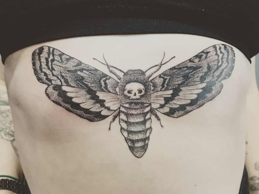 Mariposa da morte feita pelo @haux.tattoo 
Trabalho quase em sua totalidade em pontilhismo.

Gostou? Agende seu horário por DM!

#dotworktattoo #dotwork #tattoobh #tatuagembh #mariposa #lgbtqwork #lgbtqtattoo #belohorizonte #bh #estudiotattoo