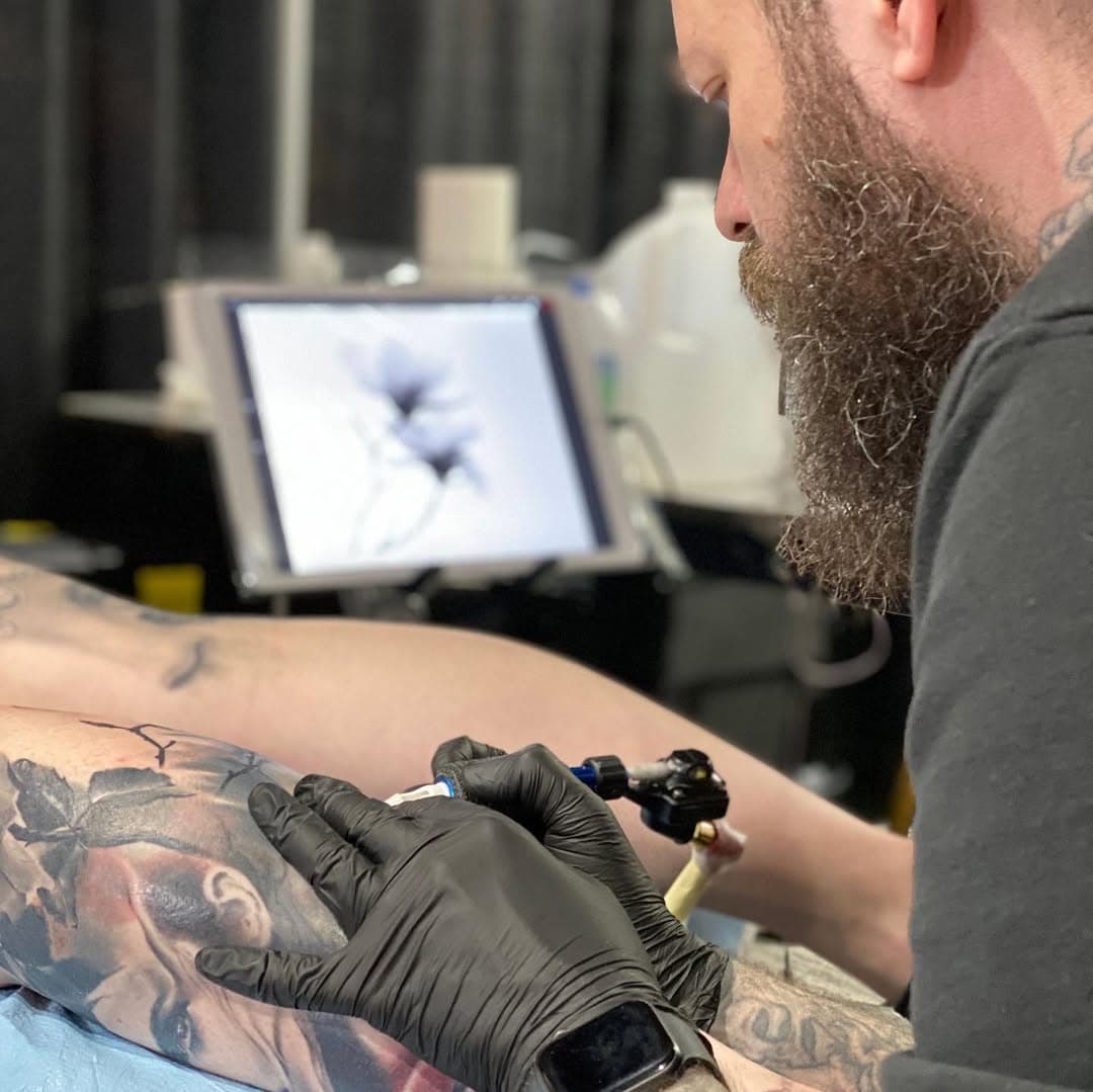 @joshuacarltonofficial at work in @inkedhearts_tattoo using @anchorsleeves to keep his tablet clean and useable while tattooing. It’s always a pleasure to watch him push what can be done in tattooing. Thank you for the support bro 🙏🏻😌