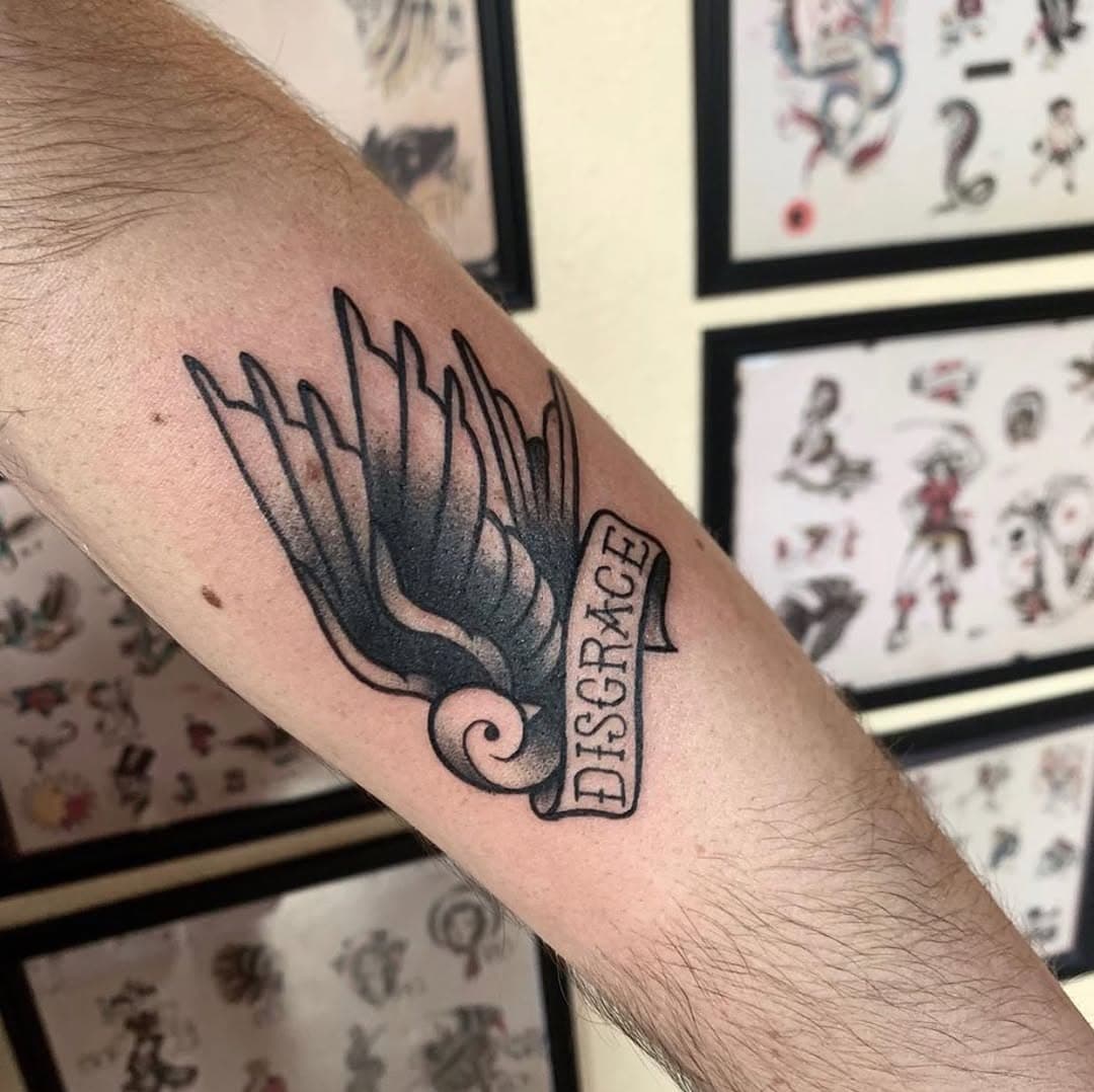 Come see @jinks.tattoo for all of your traditional tattoo needs!
.
.
.
#swallowtattoo #tattoo #blackandgreytattoo #boise #boisetattooer #traditional #bird #traditionaltattoo #art #cute #banner