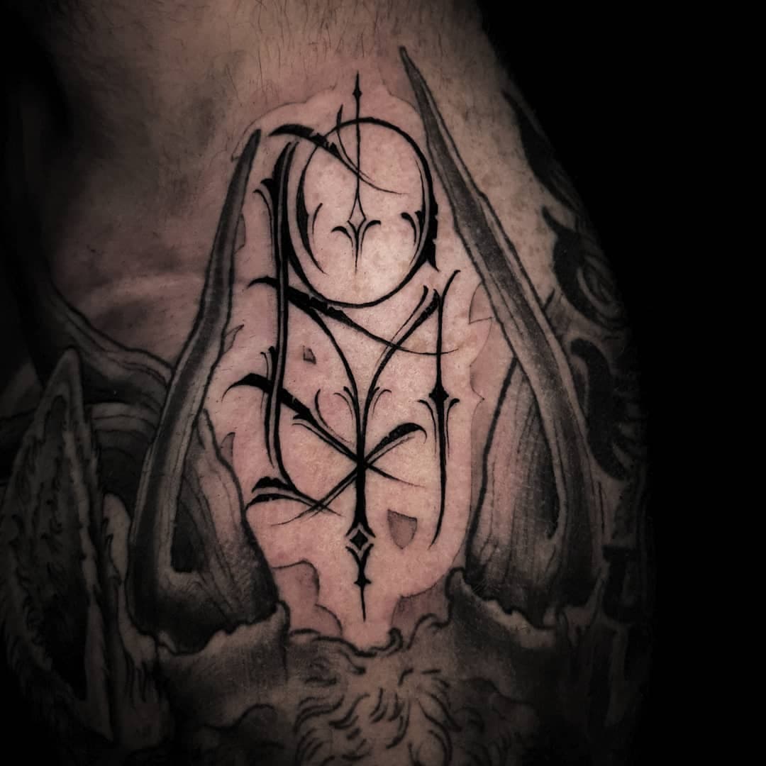 Single letters are the bomb! And I'll always find time for them so slide into that dm or inbox and I will get you sorted! Cheers Josh!
. ❌let me know what you think❌
.
@z00tatt00
@harringtonstattooco
@thegrimraptor
.
@bnginksociety @ink.ig @broken_script_gang @tattoo.artists #ink #inked #inkedup #tattoo #tattooed #bnginksociety #blackandgrey #darkartists #letterheads #blackandgreytattoo #tattooartist #skinartmag #wowtattoos #tattooartist #sullen #fingertattoos #script #scripttattoos #scriptgang #brokenscriptgang #thebesttattooartist #skin_tattoos #tattoo_art_worldwide #artistsofinstagram #inklife #cheyennepen #radtattoos #cheyennetattooequipment