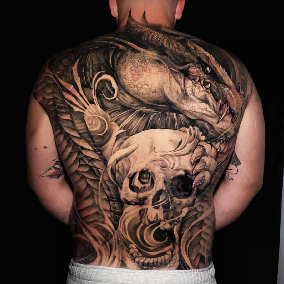 Big badass back finished up the other week, top bits a cover up of some shoulder to shoulder script. This is what I thrive for, big projects and script.... books are now open for either! Hit the link in my bio to make that booking! Thanks for the dedication Mostyn! Absolute beast!
. ❌let me know what you think!❌
.
.
--->@thegrimraptor
--->@z00tatt00
--->@harringtonstattooco #harringtonstattoobalm #z00tatt00 #inkedlife #tattoo #cheyennetattooequipment
#cheyenne #starbritecolors #biggerisbetter #evil #dragon #dragpntattoo #torsotattoo #skulltattoo