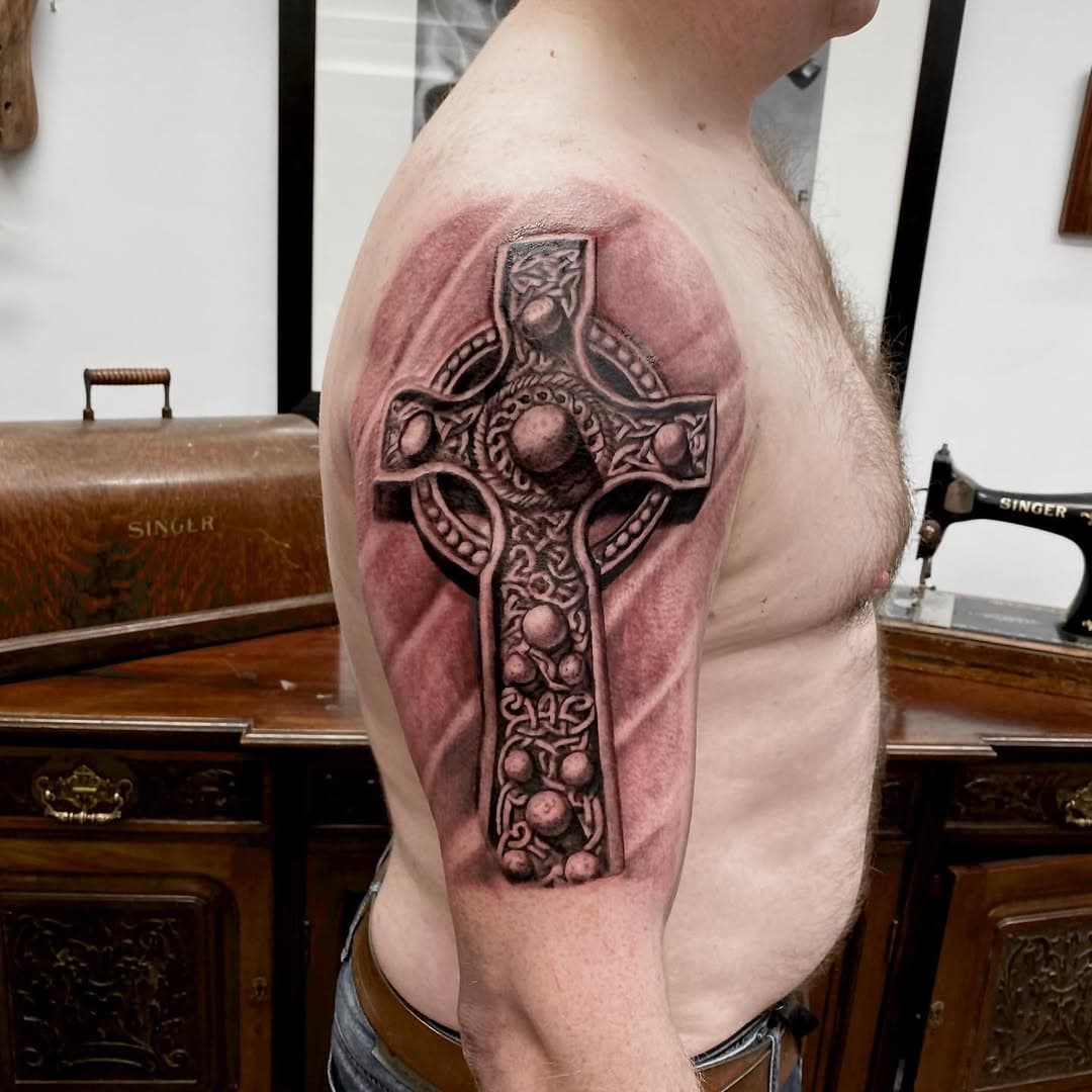 #celtic #celticcross #celticcrosstattoo 
#jaxwolf #jaxwolftattoo #realismtattoo #blackandgrey #sovranoaiir #hulk #hulkelixir #battleblood #sovrano-ts