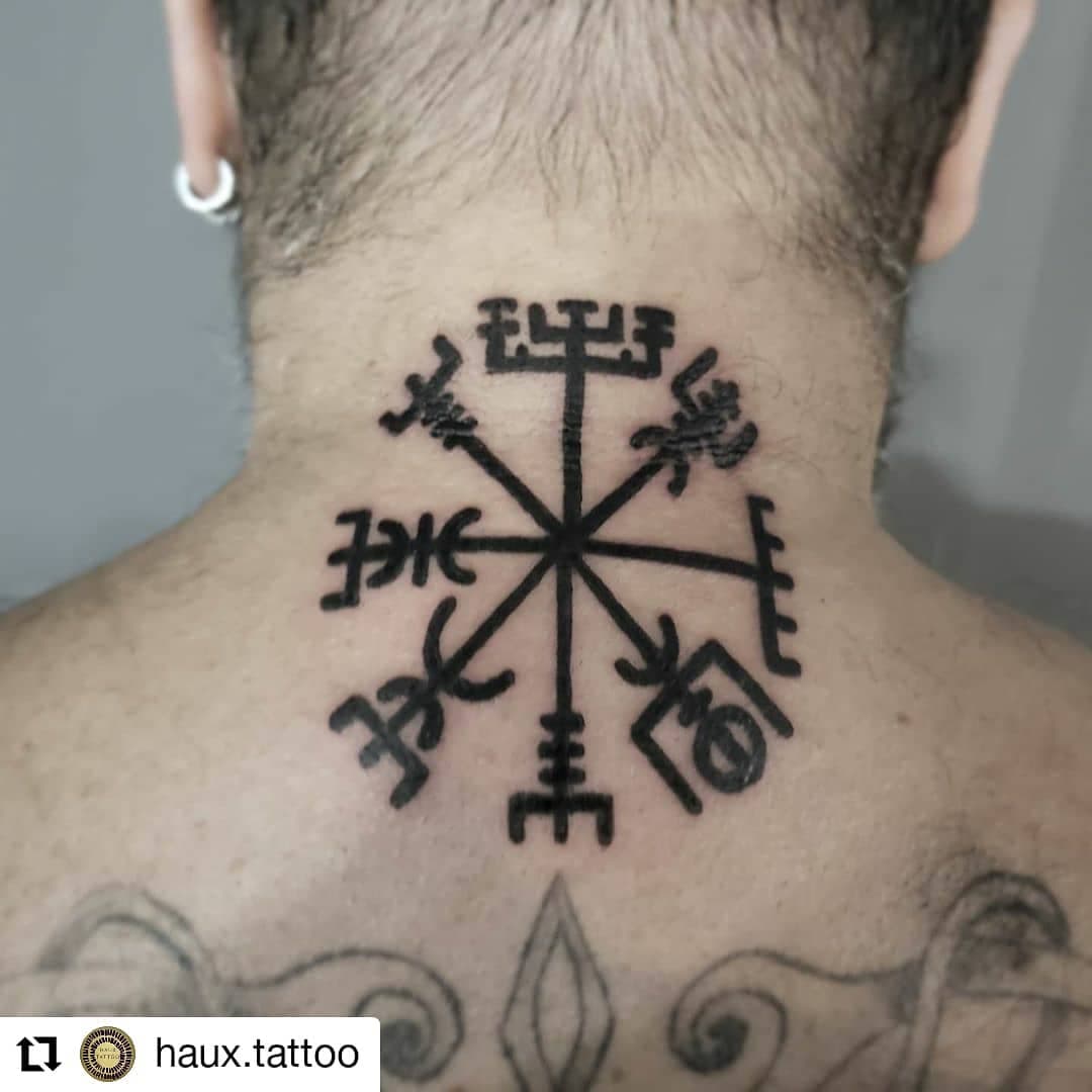 #Repost @haux.tattoo
• • • • • •
Studio 83

Bússola mística viking, feita no meu grande amigo @ph.peixoto. Essa bússola indica a direção do mal para que se possa evita-lo. Que ela te guie e oriente pelo seu caminho, Paulo!
#vikings #vikingtattoo #ethnictattoo #blackworktattoo #bhtattoo