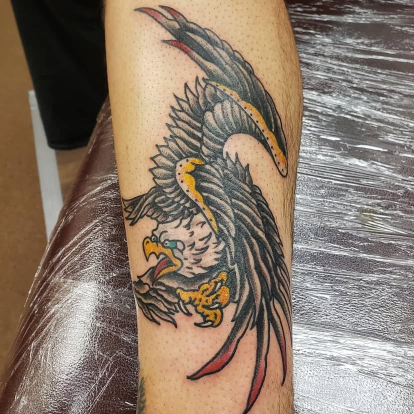 Dont know who drew this flash I tattooed but thanks for the solid kung fu eagle design 😎 #pacorollinsmachines #pulsetattoosupply #kurosumi #blackclawneedle #mikepikemachines  #eagletattoo #traditionaltattoos. Fun one on a new friend @leriz.hells