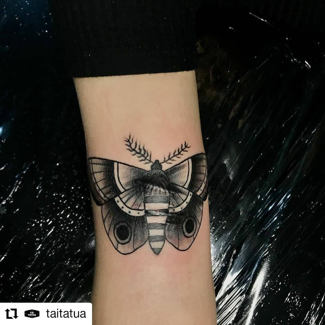 Sabe aquela cicatriz ou marca que te incomoda?

A possibilidade de cobertura com uma tattoo é uma das mais escolhidas entre todos.

Vem cá dar uma olhada e entra em contato por DM!

#Repost @taitatua
• • • • • •
Studio 83

Mariposa feita pra Lola, obrigada pela confiança.❤️
.
Agenda de Março ABERTA, contato via direct. .
.

#brasiltattoo #brasiltatuagem #artsy #artist #femaleartist #blackworkartists #blacktattoo #blackworksubmission #blackworktattoo #blackworktattooartist #blackworkstyle #belohorizonte #belohorizontetattoo #draw #art #artwork #bw #electricink #tattoo2me #tattooaddicts #instagoth #tttism #inspirationtattoo  #mariposatattoo