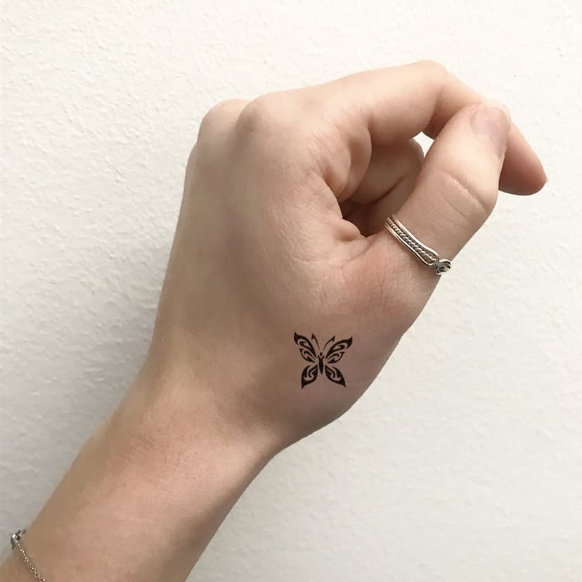 •🦋•
.
.
.
#dailytattoo #tattoo #mariposa #papillon #butterfly #decalcomanie #tatouageephemere #personnalisable #personnalisé #inspiration