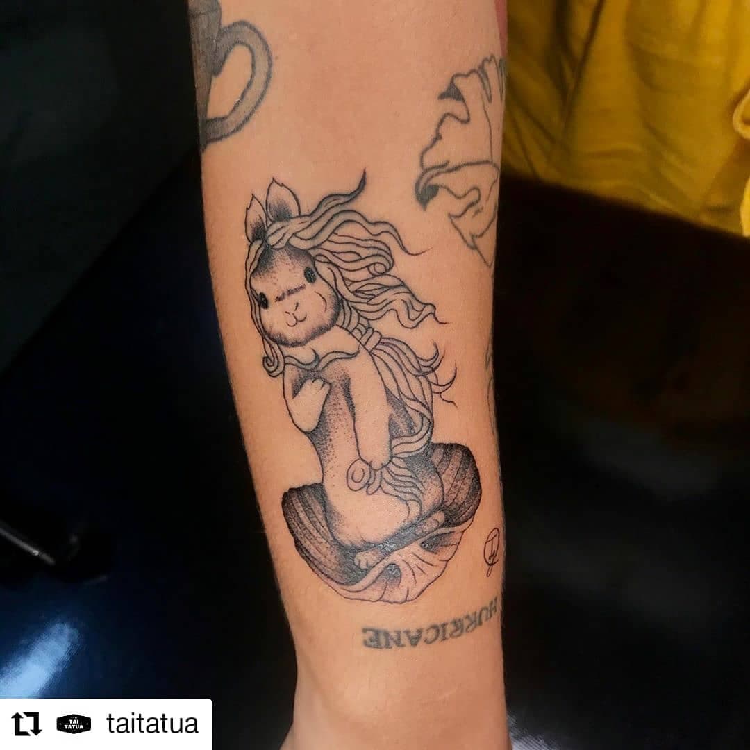 #Repost @taitatua
• • • • • •
Studio 83 “The birth of Bunny Venus”, tattoo fofinha que eu amei fazer ❤️
.
Agenda de Fevereiro ABERTA, contato via direct. .

#brasiltattoo #brasiltatuagem #maletattoo #artsy #artist #femaleartist #blackworkartists #blacktattoo #blackworksubmission #blackworktattoo #blackworktattooartist #blackworkstyle #belohorizonte #belohorizontetattoo #draw #art #artwork #bw #electricink #tattoo2me #tattooaddicts #instagoth #tttism #inspirationtattoo #bunnytattoo #birthofvenus #venustattoo #birthofvenustattoo