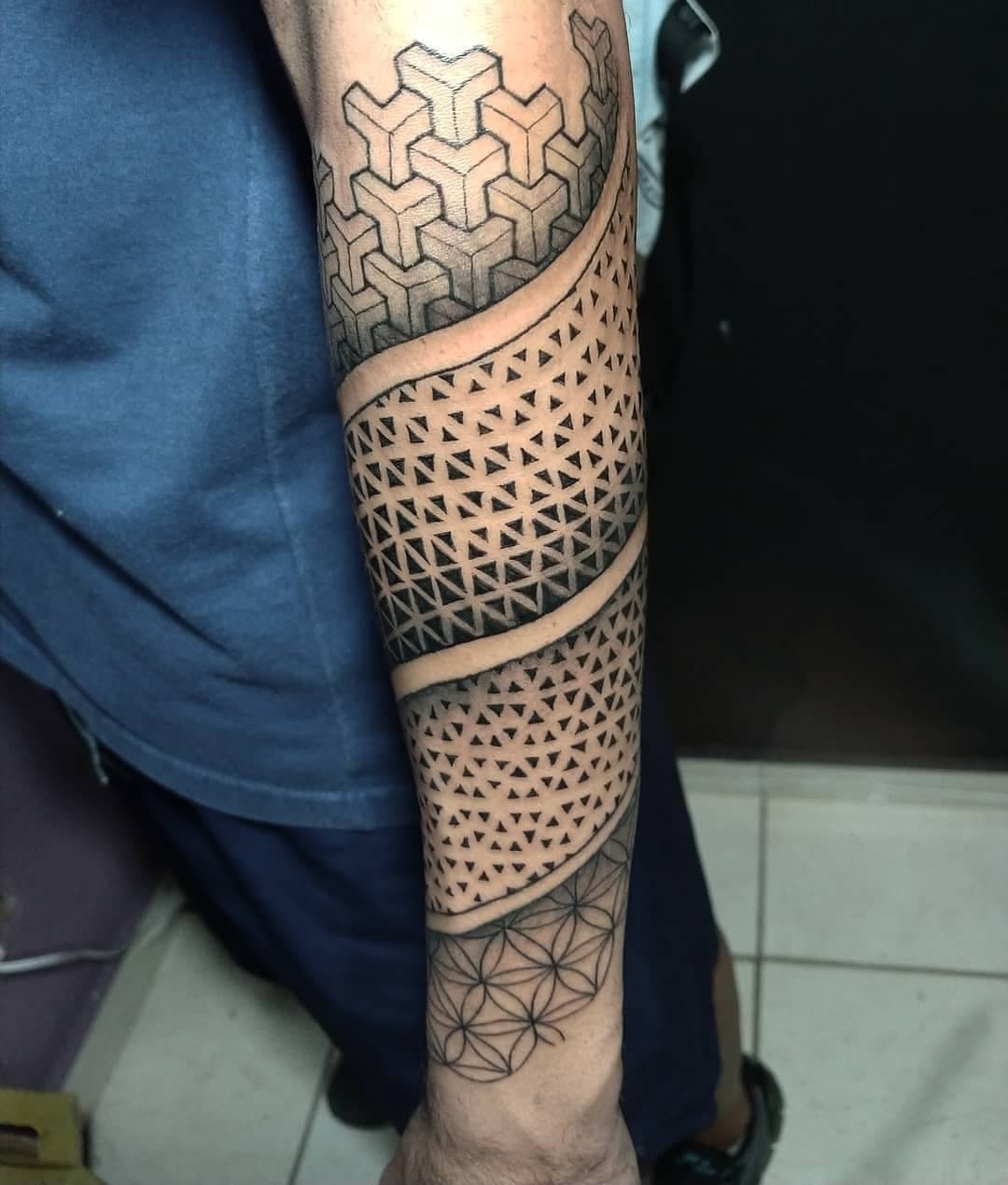 Trabalho realizado por @lucas_tattooink 
Interessados entrar em contato .
.
.
#tattooink #arte #artist #inked #inkme #geometria geometriasagrada #geometric #geometriasagrada #geometrical