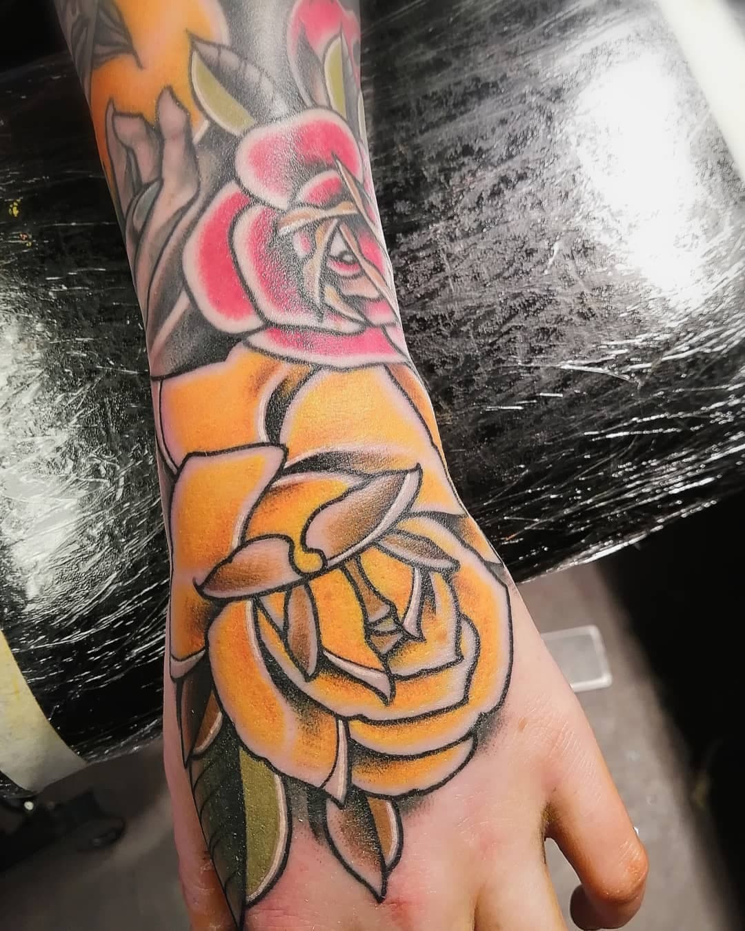 Merci beaucoup Hélène

#rosetattoo#nephtystattoo#sherbrooke#tattooartist#tattoo#traditional#traditionalart#tradwork#traditionalartist#boldtattoos#oldschooltattoo#oldschool#top_class_tattooing#goodguysupply#solidink#ink#inked