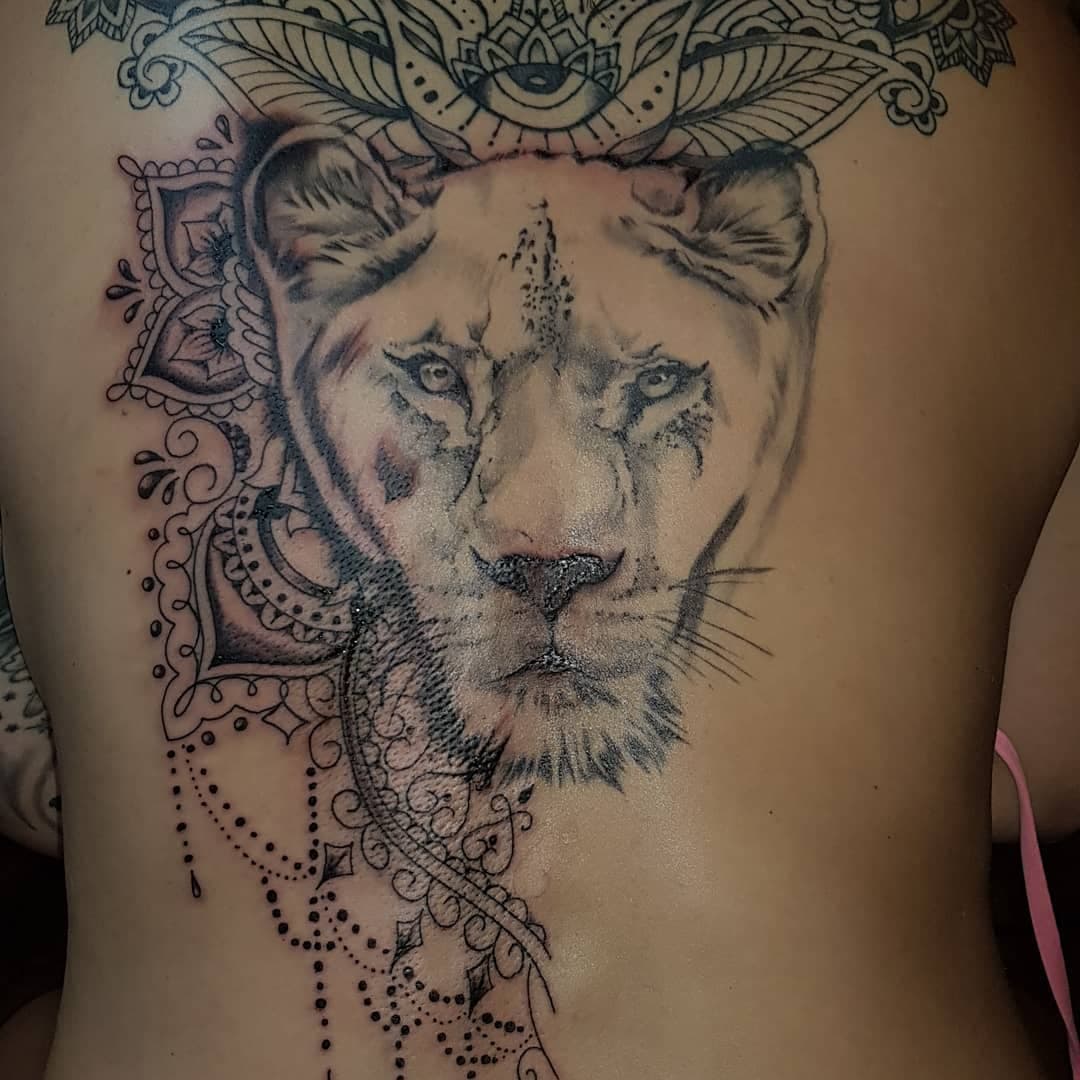 Wieder ein Stück weiter, noch eine Sitzung und der Rücken ist fertig.....