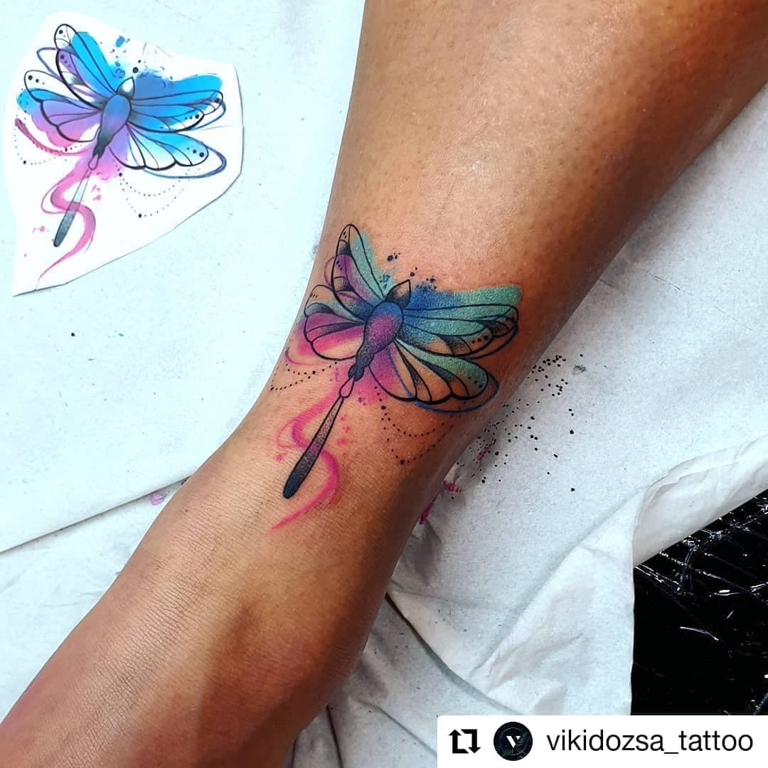 Repost @vikidozsa_tattoo
• • • • • •

#tattooidea #tattoo #tattoos #dragonfly #dragonflytattoo #color #colors #colortattoo #watercolor #watercolortattoo #smalltattoo #artofArrowsdresden #artofArrowsdresden #tätowierer