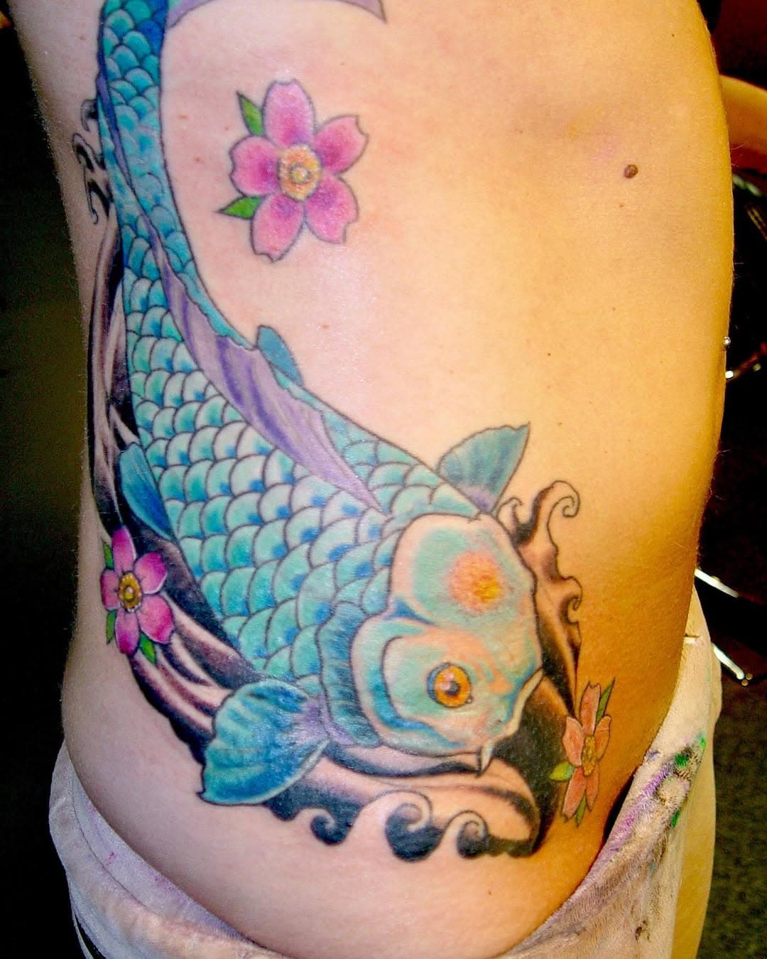 Found this one from about 12-14 years ago done on Parker (or Sloan?) that worked at the shop. I do remember that she was a trooper for the first 3-4 hours of this side hip/stomach piece from back in the day. Never got a finished pic but this was close enough. #modernclassictattoo #bouldercolorado #tattoosforwomen #koitattoo #femininetattoos #countergirlsgethebesttattoos #blastfromthepast