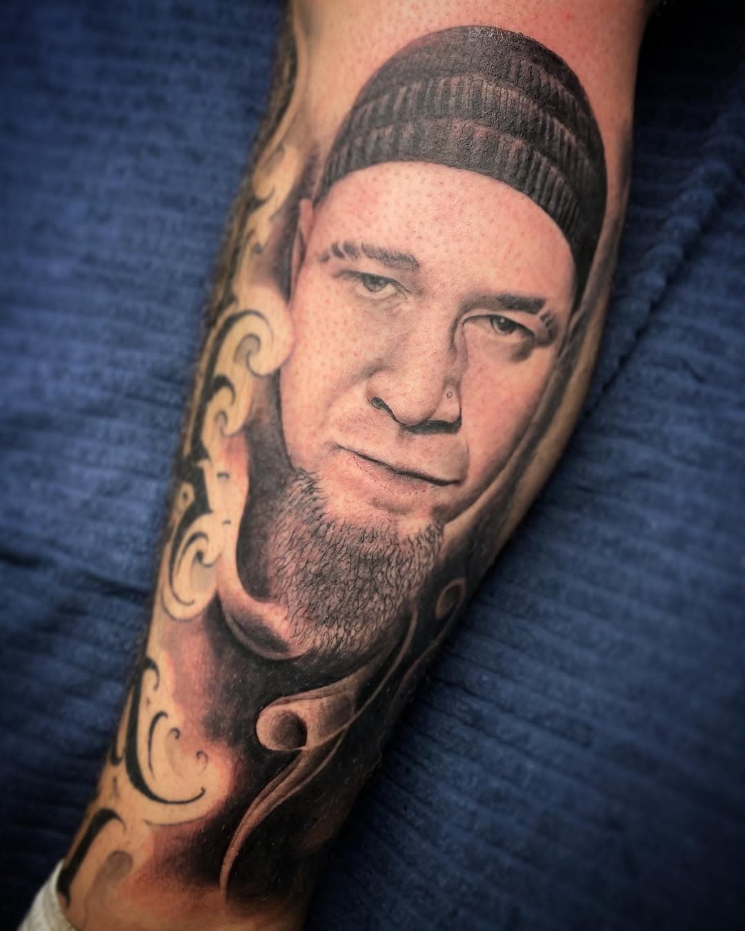 Vinnie Paz. Another underground artist introduced by the client👌
.
.
.
.
.
#vinniepaztattoo #raptattoo #hiphoptattoo #undergroundhiphop #undergroundartist #underground #blackandgreytattoo #instagood #portraittattoo #inkedup #brisbanetattoo #goldcoasttattoo #brisbanetattooartist #goldcoasttattooartist