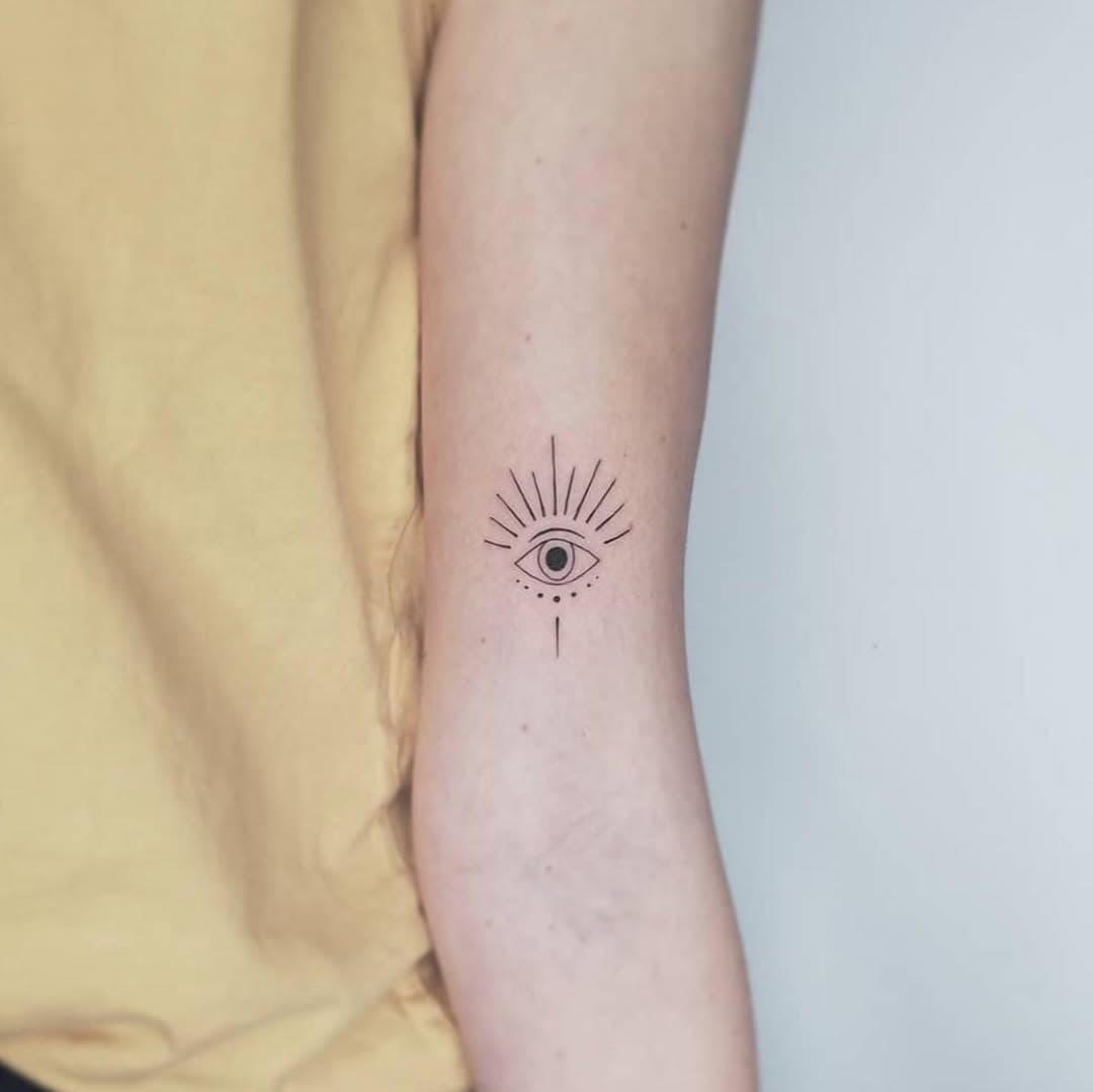.
.
Das „allwissende Auge“ oder auch „das Auge der Vorsehung“ ist ein Symbol, dass gewöhnlich als das Auge Gottes interpretiert wird. Es kann ebenso für das „Sonnenauge des Re“ stehen und kommt hier aus der ägyptischen Mythologie.
.
.
Für eine Buchungsanfrage kontaktieren Sie uns bitte über
✉️ www.inktasticffm.com/contact ✉️
und wählen Sie „Minitattoos“.
Wir werden Ihnen so schnell wie möglich antworten.
.
.
For Booking request, please contact us via
✉️ www.inktasticffm.com/contact ✉️
and choose “Minitattoos”.
We will try to answer you back as soon as possible.