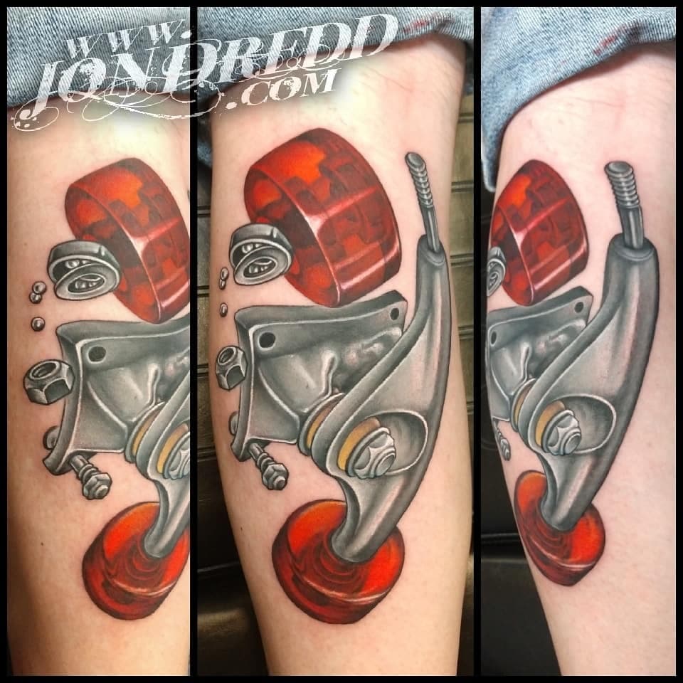 Stoked to have been able to do this rad piece on another cool client the other day!  From our initial discussion, to sketching the concept, and through the tattoo session, this one brought me back to some great memories of skating through the 90's.  Thanks Steve for the trust in letting me run with  this idea! 

#JonDredd #CrucialTattooStudio #skaterforlife #skateordie