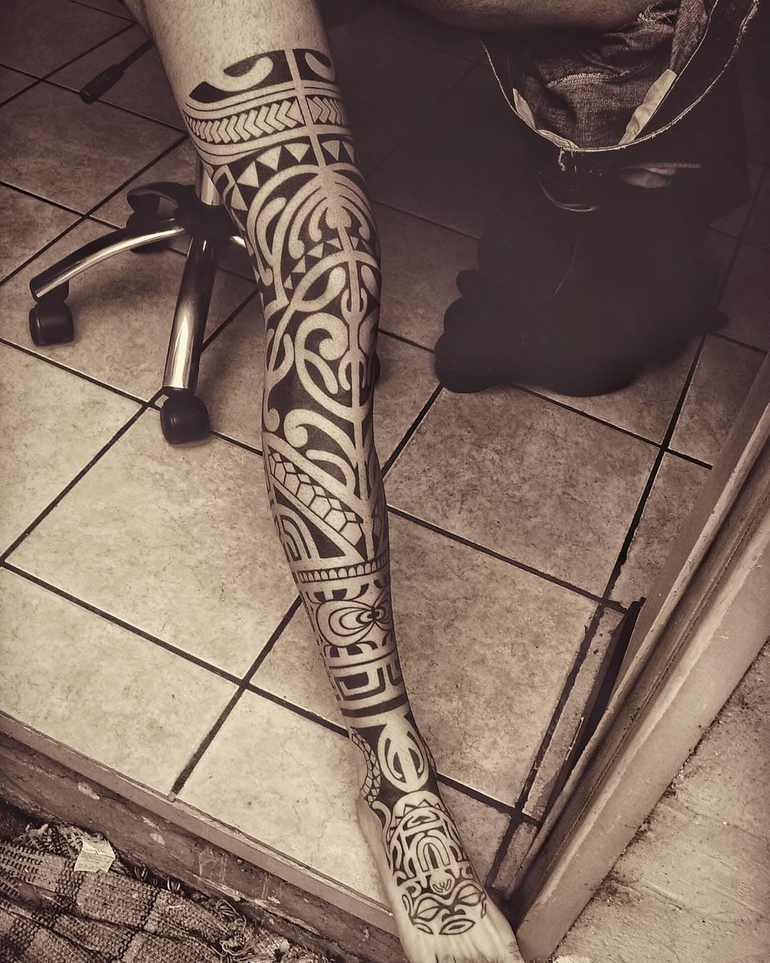 ✨🎩 @cheyenne_tattooequipment #marquisa #beastmode #legday  #samoan #tattooartist #polyink #leg #taupoutatau #tattooing #polynesian #pacific #polynesiantattoos #tribaltattooers #tahiti #marquesan #marquesantattoo #tattolifemagazine #tattooculturemagazine