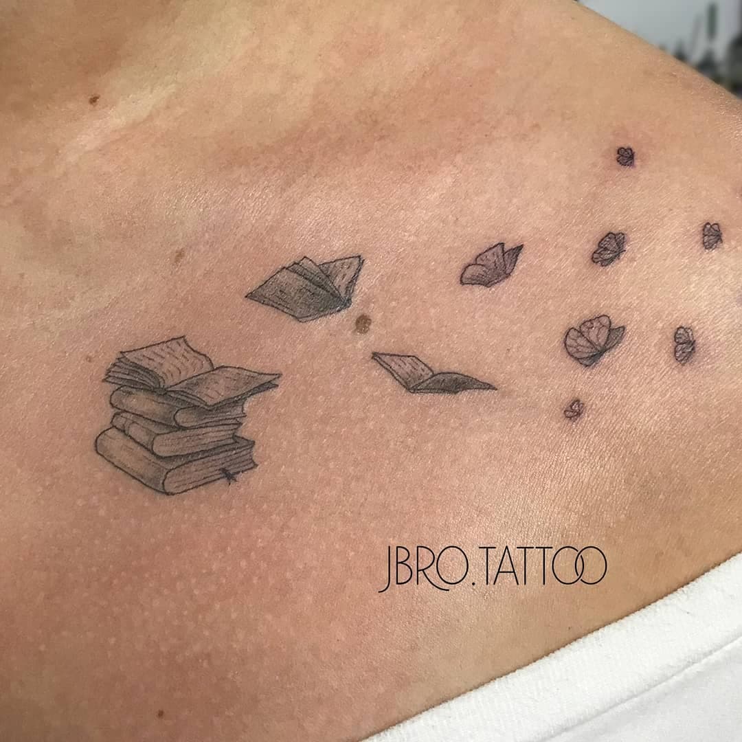 Quase esqueci de postar essa belezinha hoje 😅 hehe

#tatuecomoumagarota #traçofino #tatuagenspequenas 

#tatuagemdelicada  #girlswithtattoos #tattoo #blackwork #blacktattoo #tattooflash #tattooink #colortattoo #tatuagemcolorida #tattoooftheday #tatuagem #laldytattooer #curitibacool #tatuagemfeminina #arte #minimaltattoo #tatuagemminimalista  #tatuageminspiradora  #tattoocwb #blackworkbrasil #tatuadorescuritiba #femaletattooartist  #lutecomoumagarota #tatuagemfemininacuritiba #tatuagemfemininaemasculina