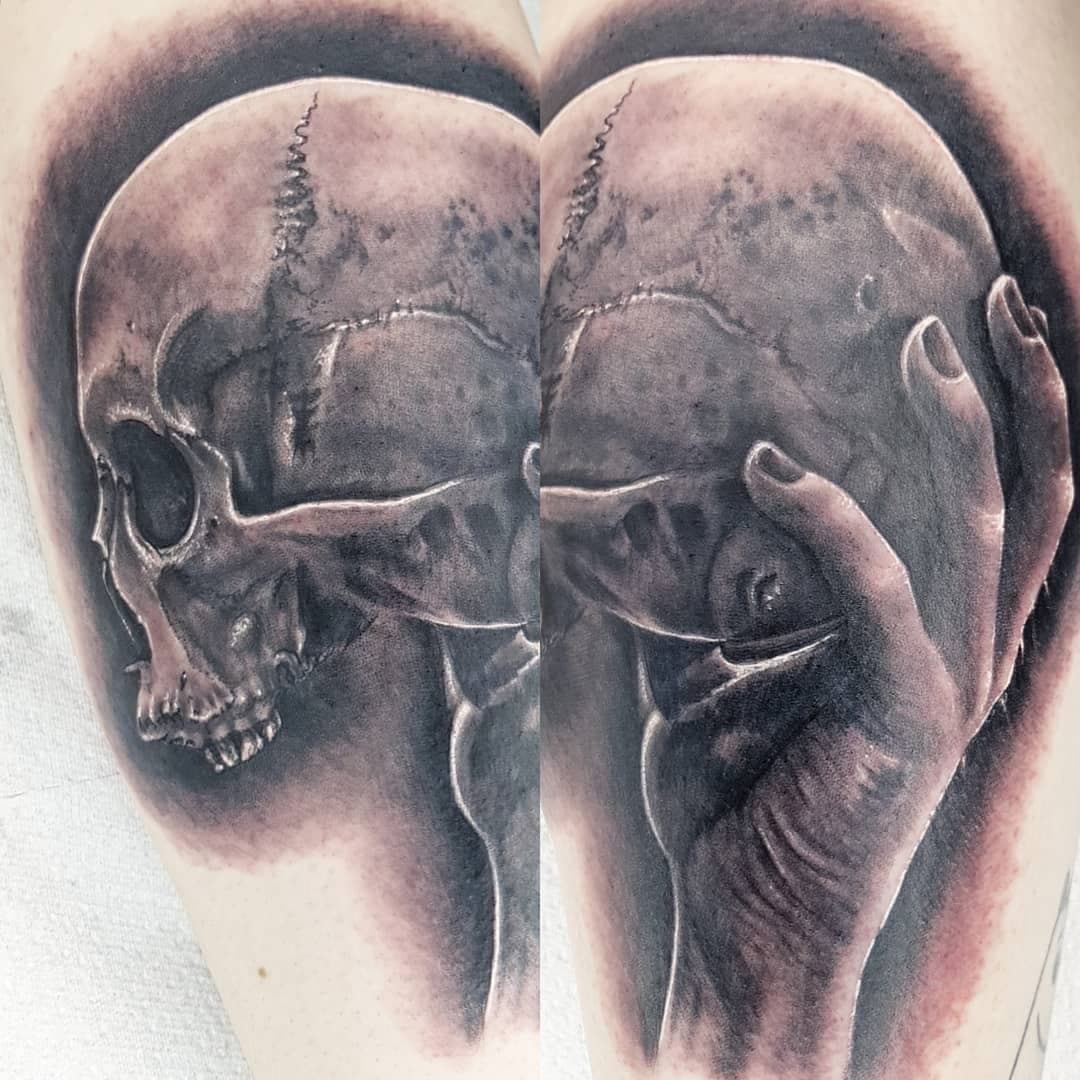 Havnt posted in quite a while.. so heres one from a while ago, hope everyone is good! Keep on keeping on my friends. 
#alaspooryorick #williamshakespeare #davidtennant #realismtattoo #skulltattoos #skulltattoo #realtattoos #realism #realismart #blackngrey #blackgreytattoo #tattooworkers #tattoodaily #tattoodo #tattoosnob #bngworldwide #bngink #bnginksociety #bngtattoo #blackandgreytattoo #beverley #eastyorkshire #uktta2020 #uktta #uktoptattooartists #michaelaarontattoo #blackspiralcollective