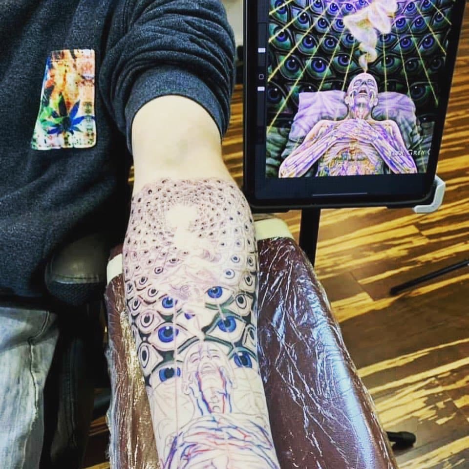 Justin’s @followthetrainhat new Alex Grey @alexgreycosm tattoo he started.

#hokeypokey #hokeypokeytattoo #justinholcombe #followthetrainhat #tattoo #tattooartist #alexgrey #alexgreytattoo #alexgreytattoos