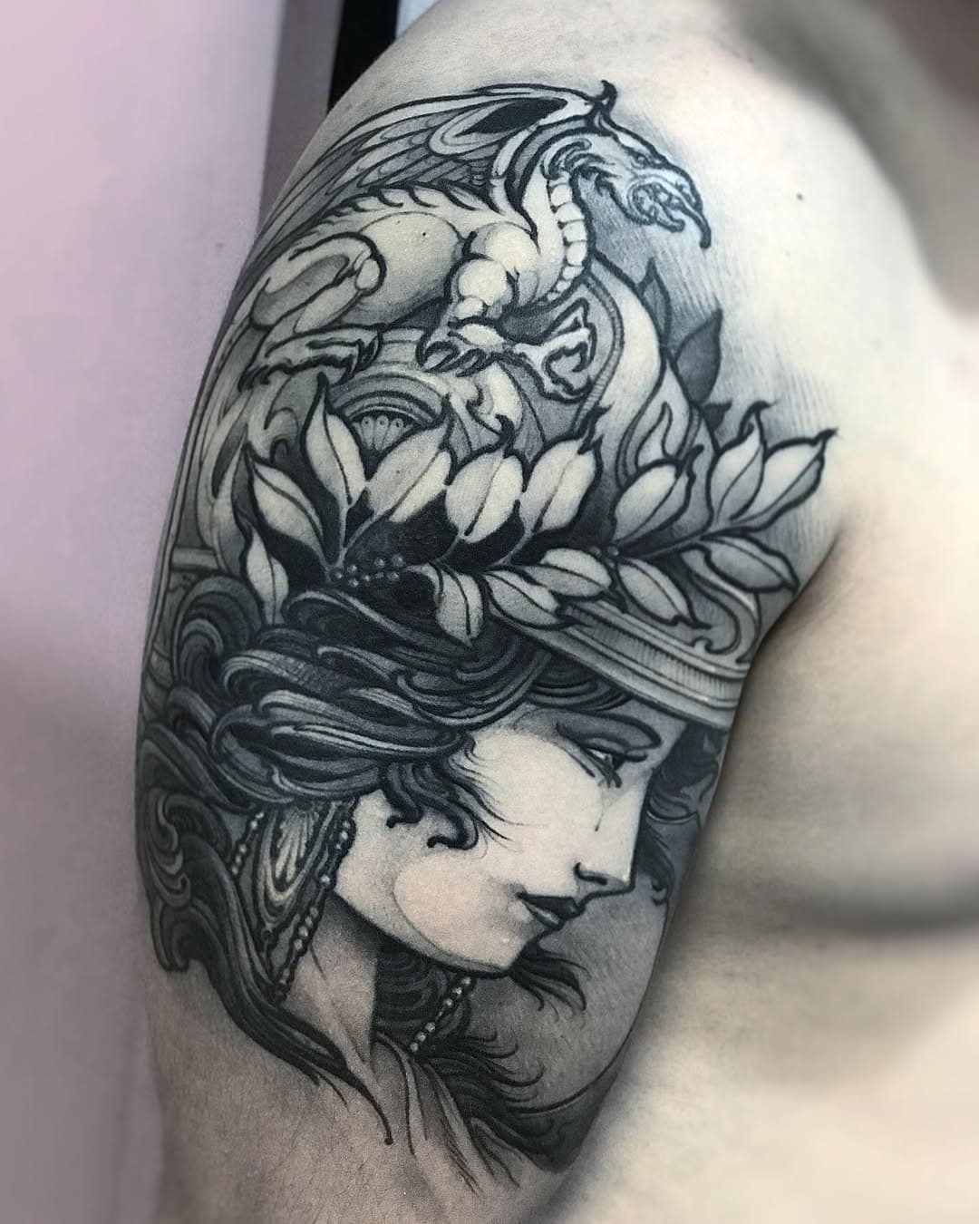 Feita no @blumetattooparlour - com muito respeito e dedicação. 
Sempre com materiais ⚡️ @electricink ⚡️ 

Tatuagem cicatrizada. Feita a 3 anos. 

Interessante observar como o contraste de nuances aplicado nesse trabalho auxiliou na leitura da composição e na longevidade da tatuagem. 

Obrigado à todos que acompanham e apoiam meu trabalho ! 

ORÇAMENTOS : Link do WhatsApp disponível na bio.